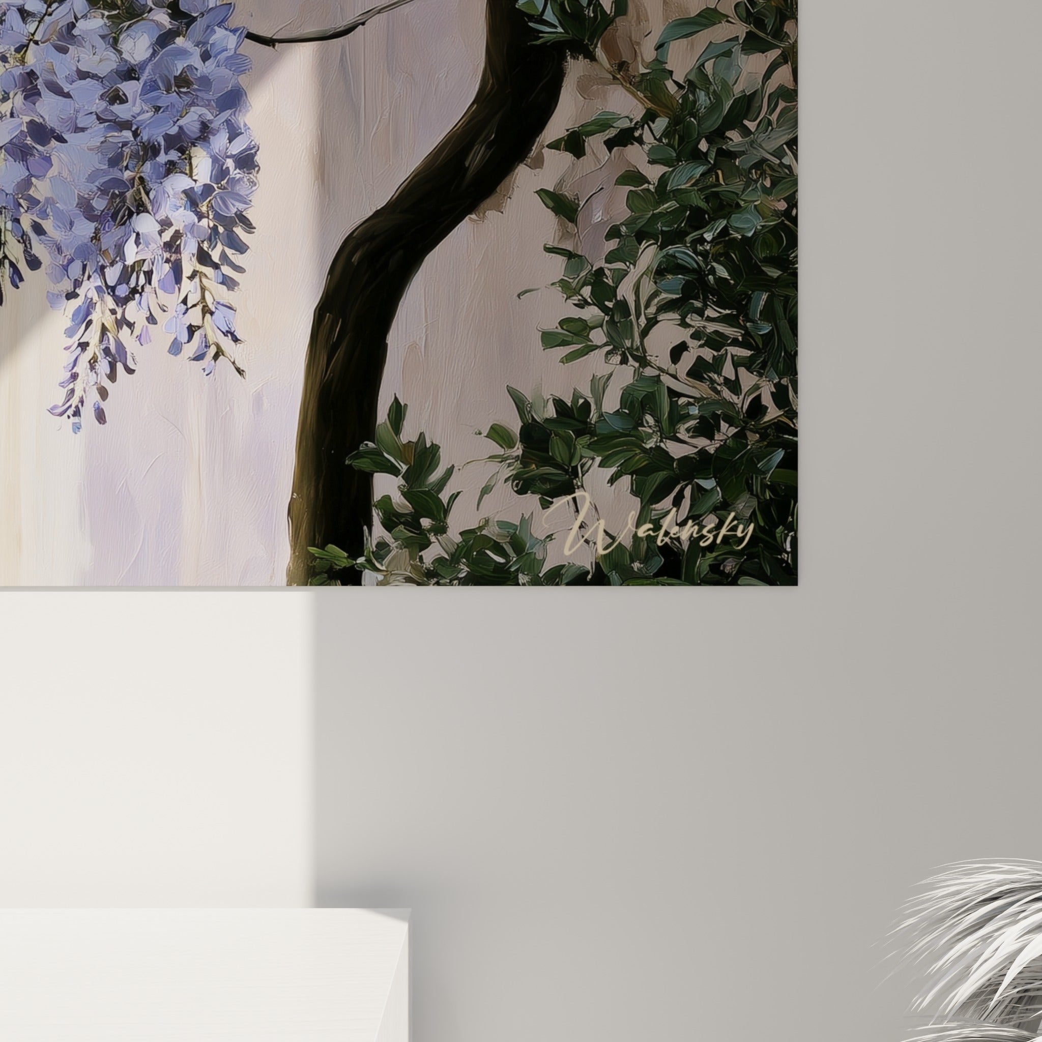 Empâtements de peinture violette et blanche sur les pétales serrés de la glycine en gros plan