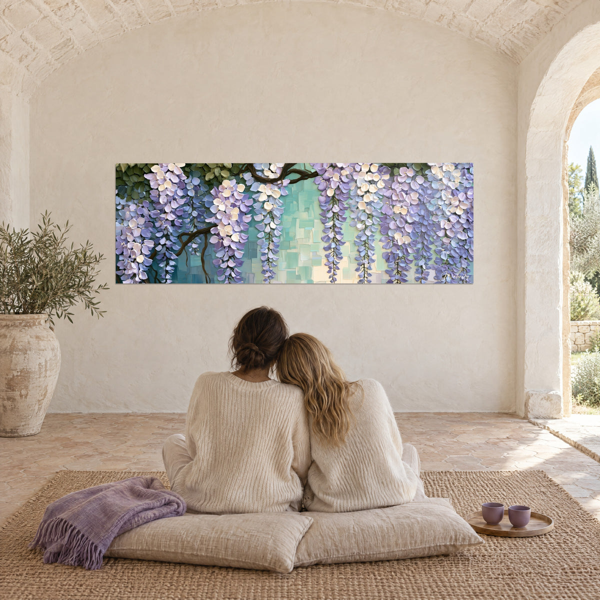 Tableau treille de glycine lavande et ivoire en pâte épaisse sur fond turquoise, contemplée par deux femmes assises sur des coussins