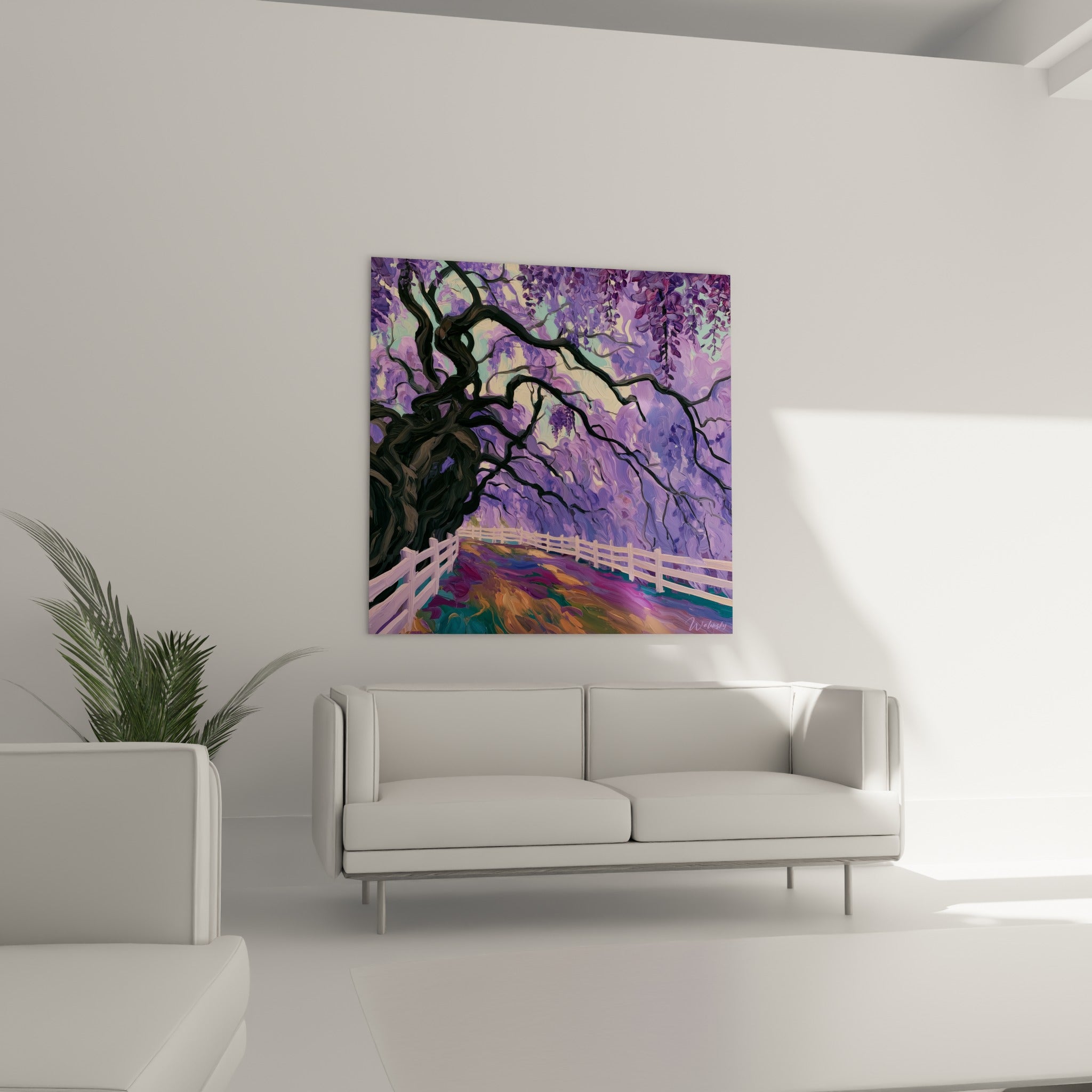 Cascade de glycine turquoise et mauve accrochée au-dessus d'un canapé dans un salon lumineux