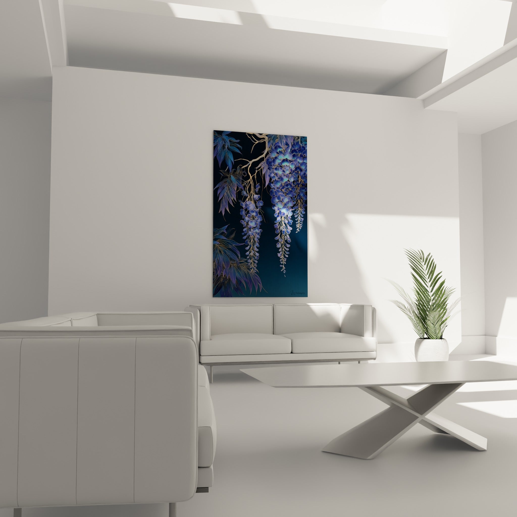 Glycine violette et dorée accrochée au-dessus d'un canapé dans un salon lumineux