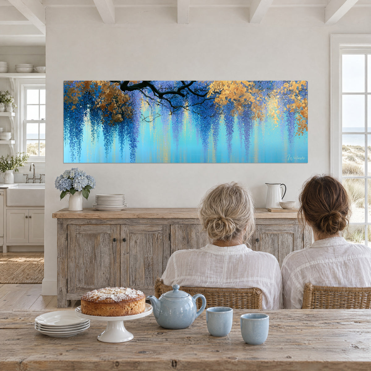 Schilderij gordijn van paarse en gouden bloemen boven turquoise water, inktachtige tak bovenaan, tegenover een tafel met taart en blauwe theepot