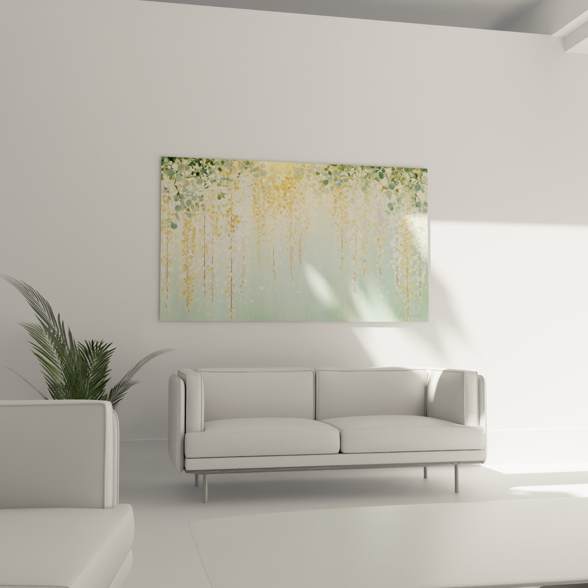 Feuillage vert sauge et fleurs ivoire de la glycine au-dessus d'un canapé dans un salon lumineux