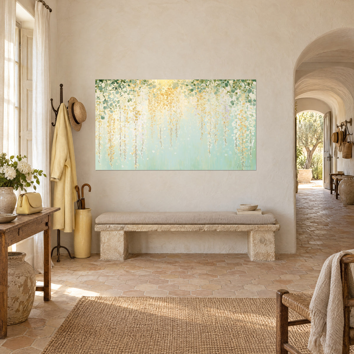 Schilderij met hangende trossen in ivoor en oker op een bleke turquoise achtergrond, groen gebladerte bovenaan, aan de muur van een gewelfde stenen gang
