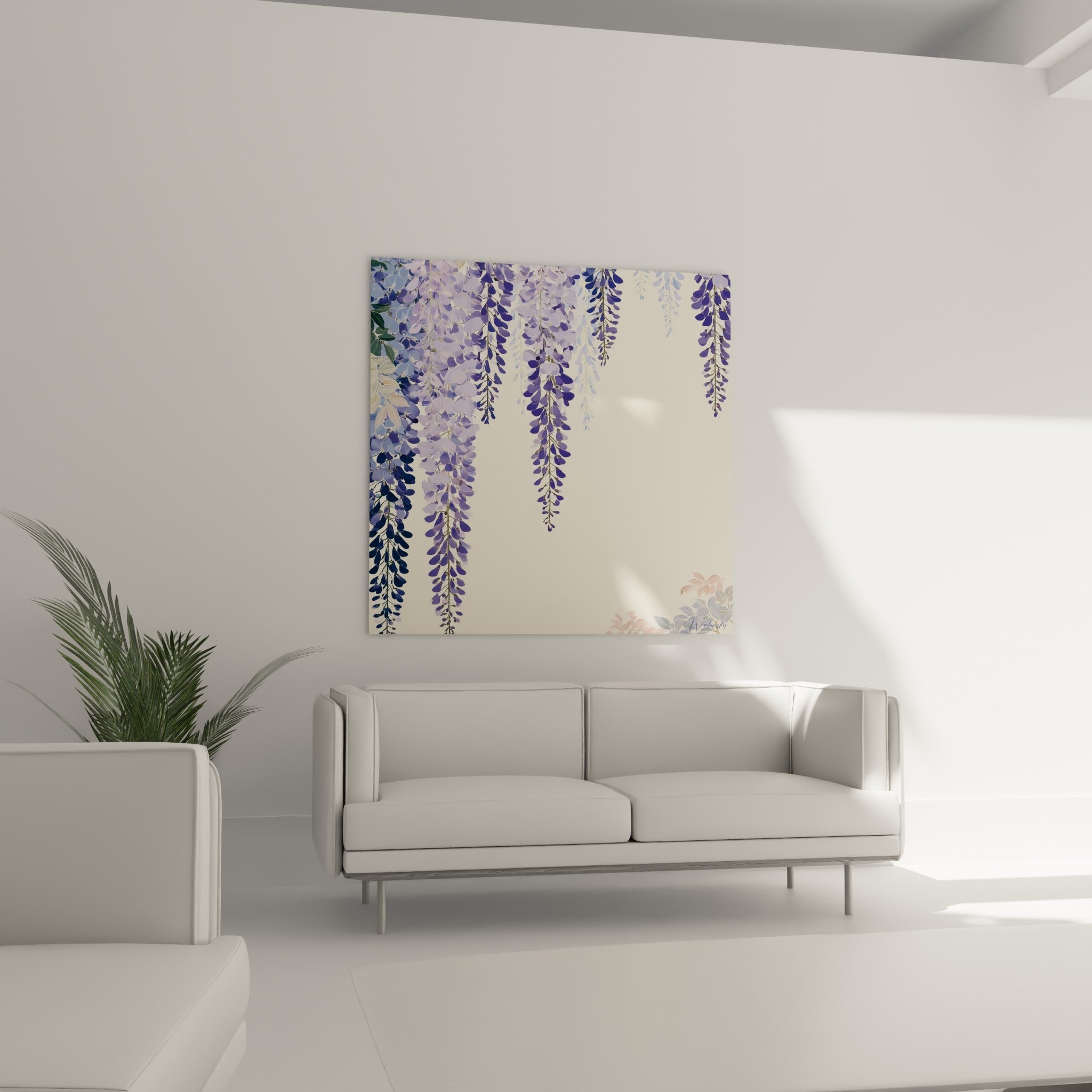 Cascade de glycine violette et bleu ardoise disposée au-dessus d'un canapé dans un salon lumineux