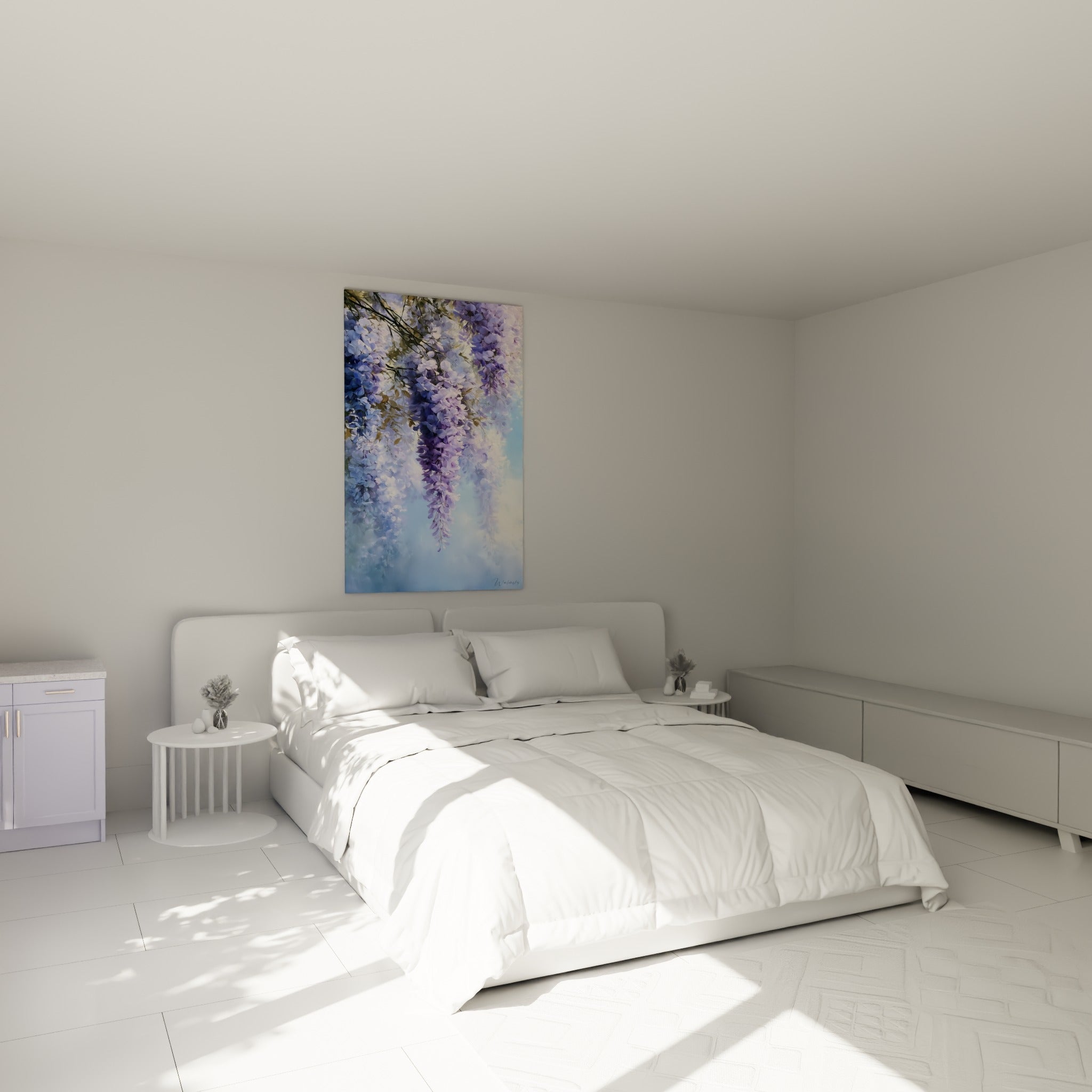 Grappes de glycine violette et bleu pastel accrochées au-dessus d'un lit dans une chambre claire