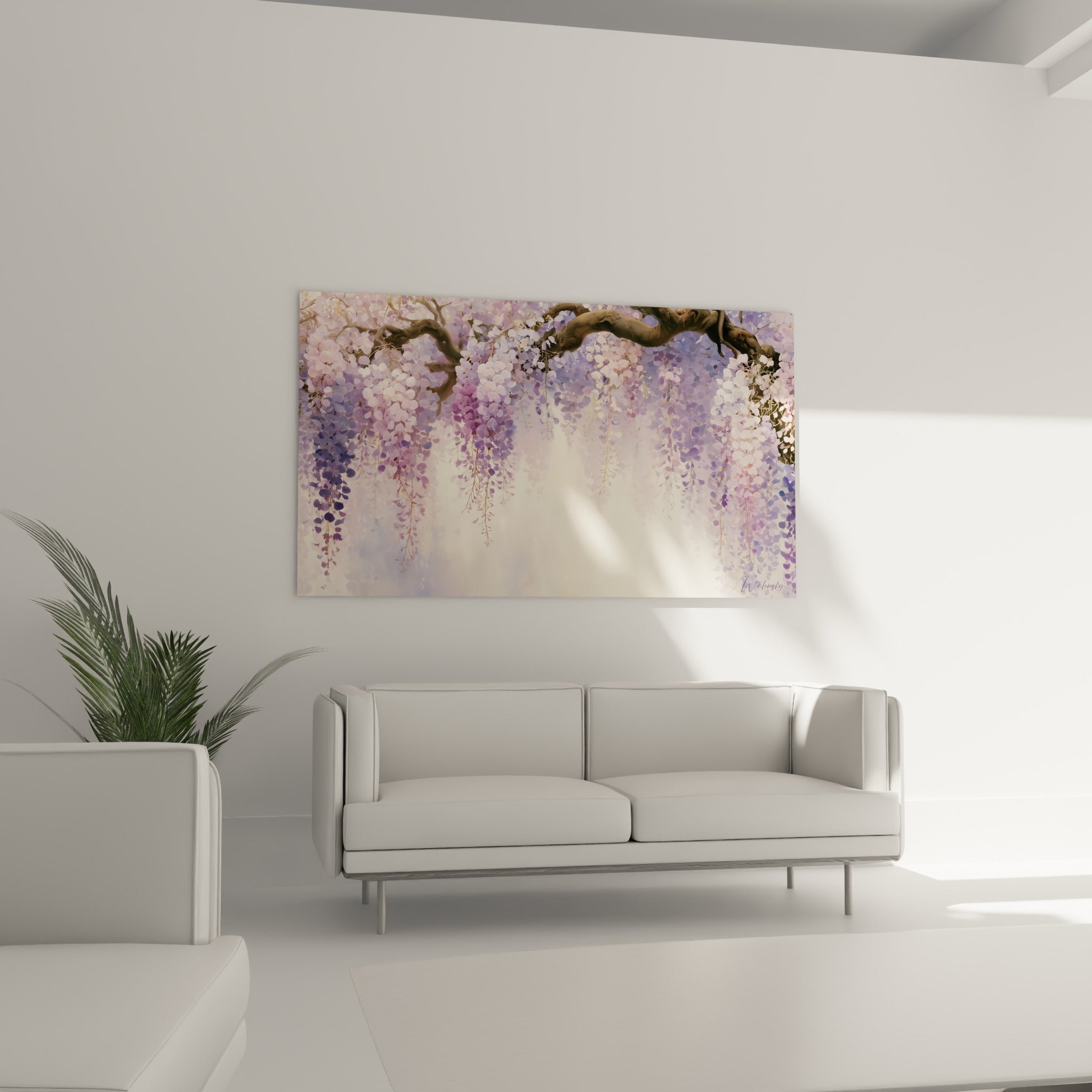 Fleurs de glycine lilas et blanches suspendues au-dessus d'un canapé dans un salon lumineux