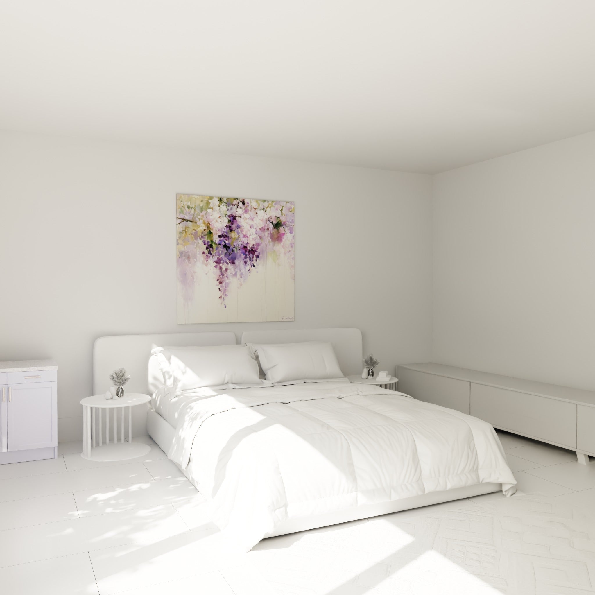 Fleurs de glycine violettes et blanches en cascade, accrochées au-dessus d'un lit dans une chambre claire