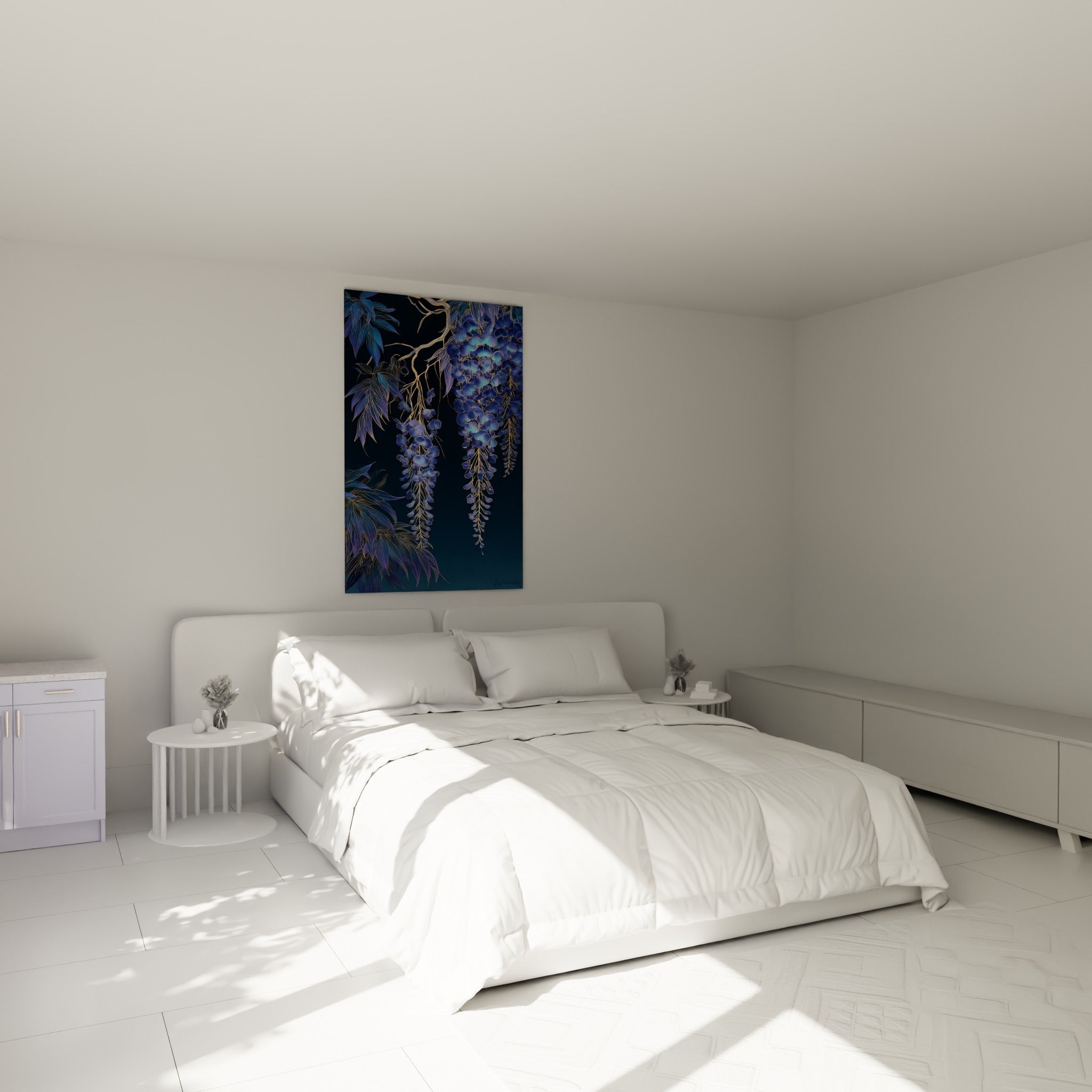 Glycine bleu marine et turquoise suspendue au-dessus d'un lit dans une chambre claire