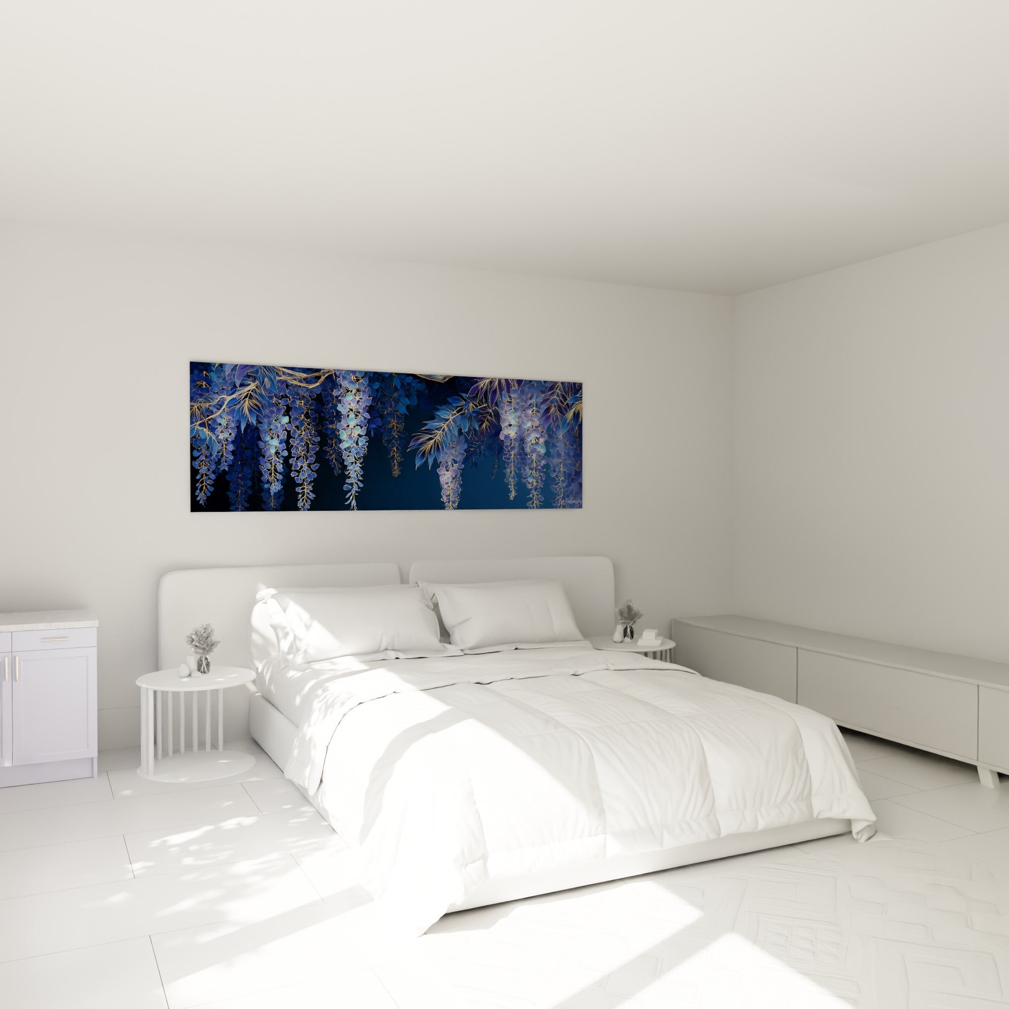 Grappes de glycine bleu nuit et dorées suspendues au-dessus d'un lit dans une chambre claire
