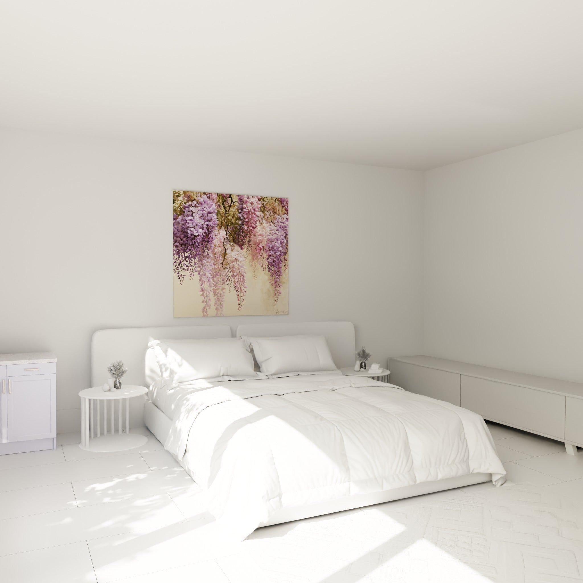 Fleurs de glycine violettes et roses tombant en pluie, accrochées au-dessus d'un lit dans une chambre claire