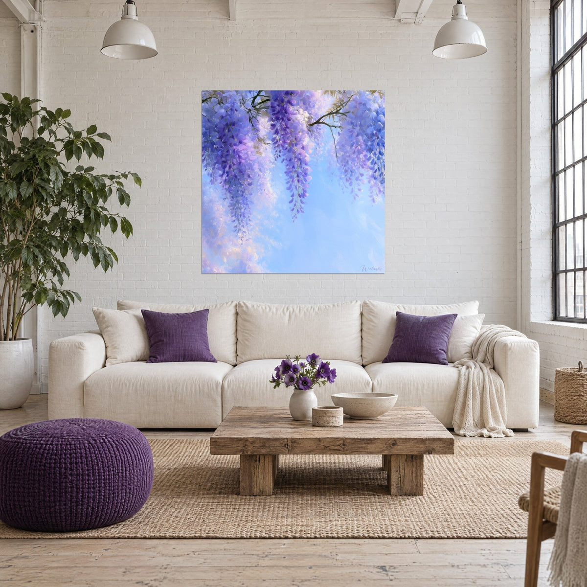 Quadro glicine a cascata, grappoli lilla e viola su cielo azzurro, sopra un divano in un soggiorno luminoso