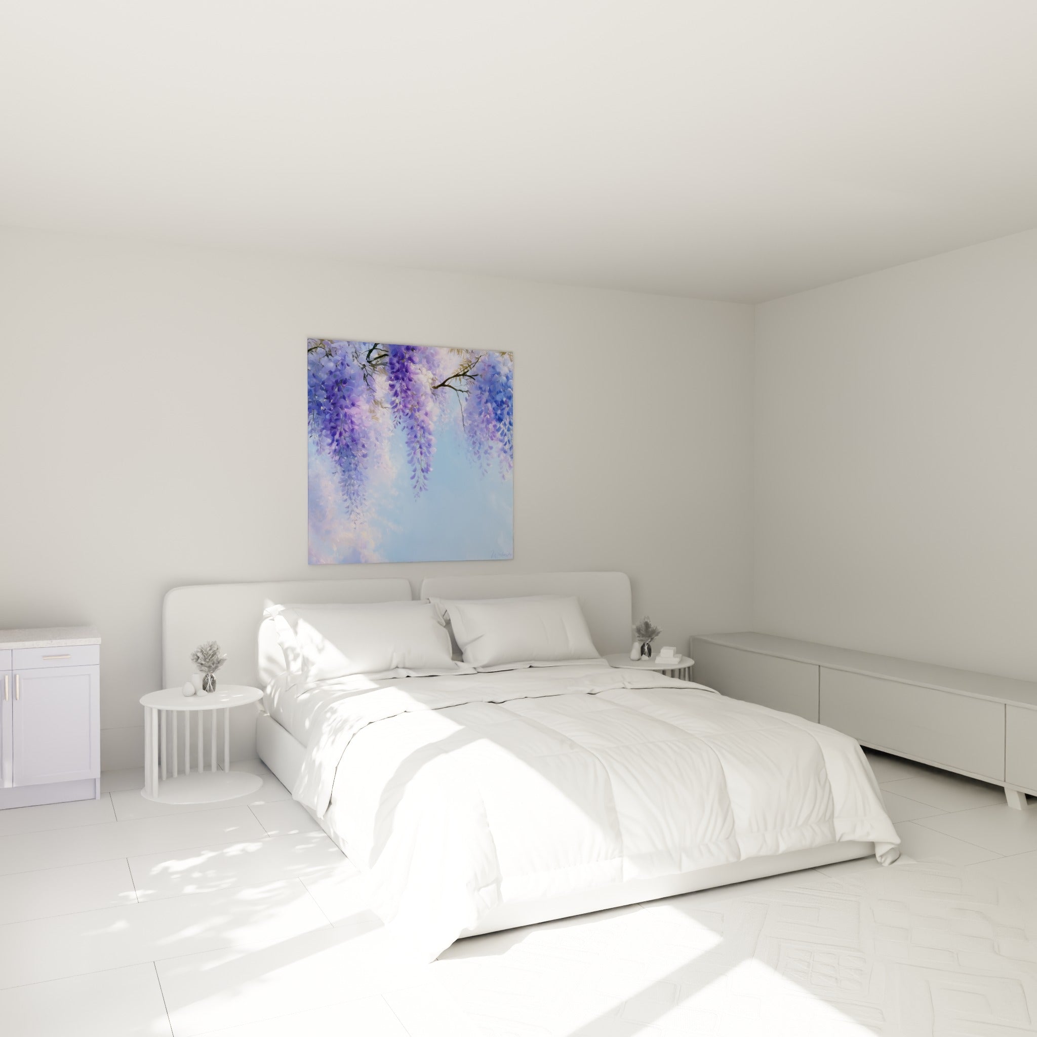 Grappes de glycine violette et bleu ciel accrochées au-dessus d'un lit dans une chambre claire.