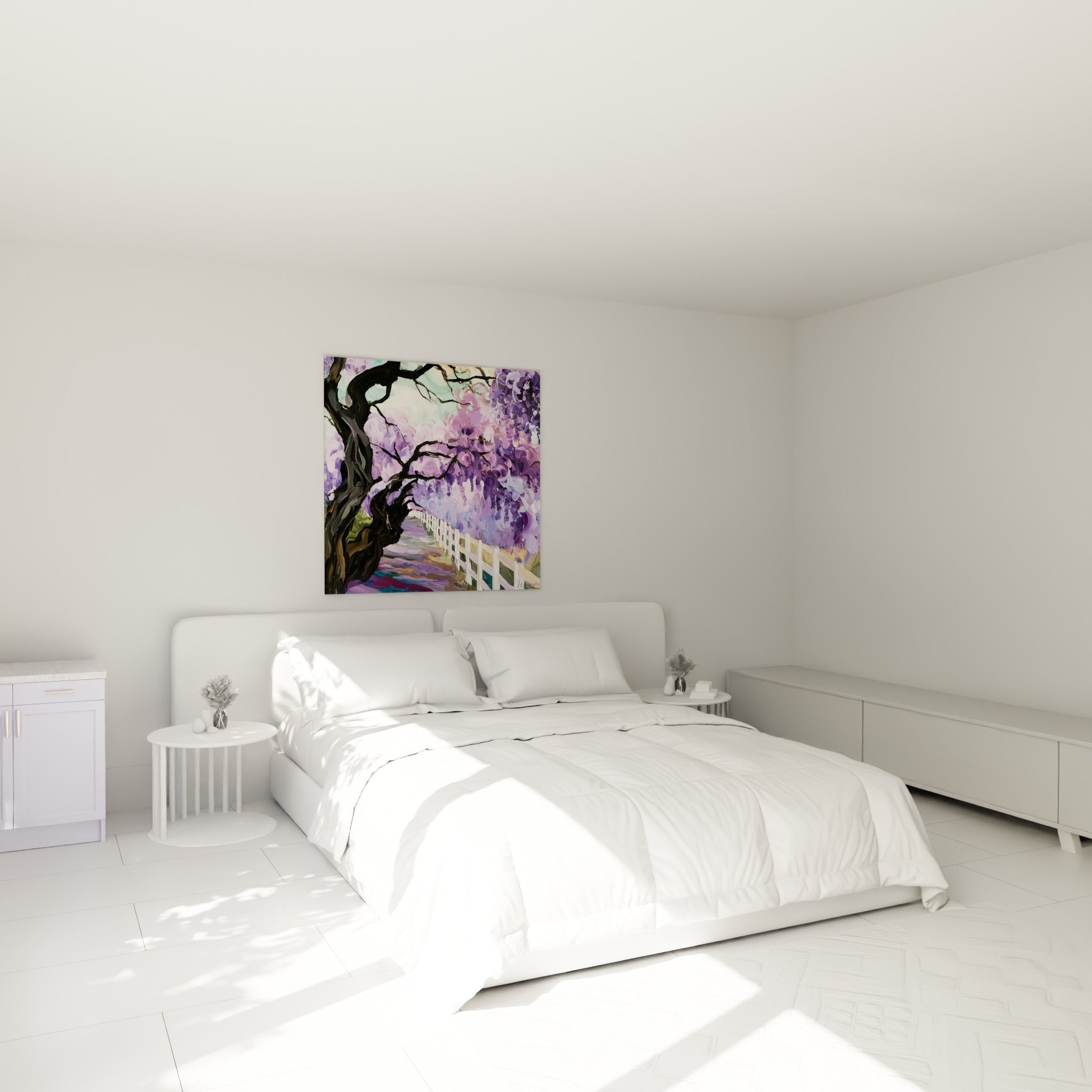 Grappes de glycine violette et lilas surplombant une clôture blanche, au-dessus d'un lit dans une chambre claire