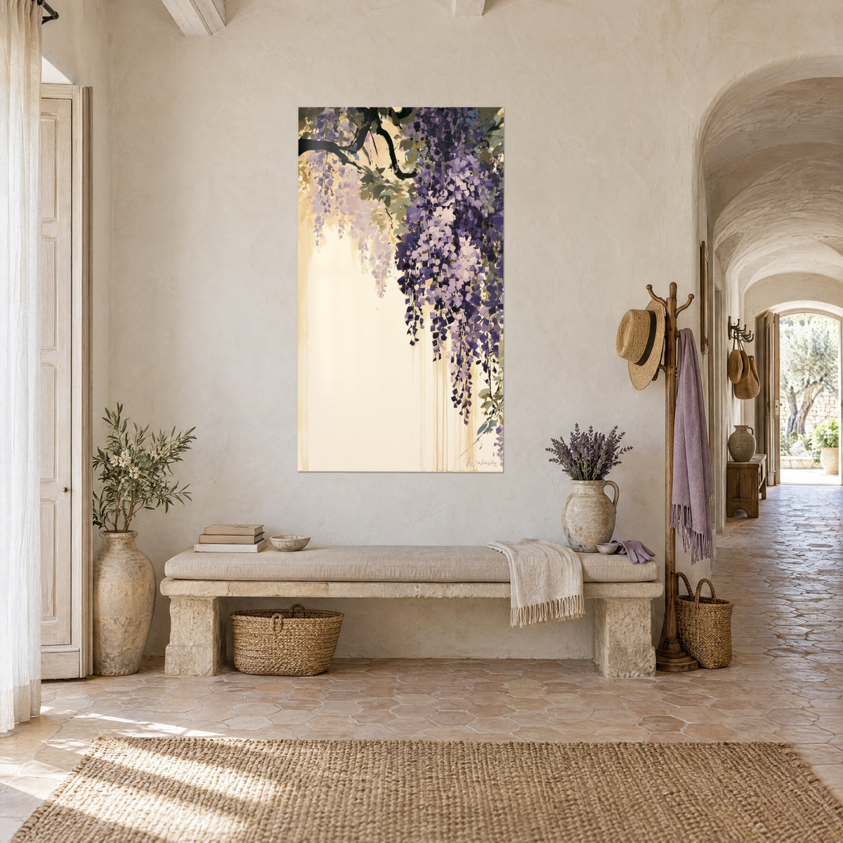 Quadro cascata di fiori malva su un ramo nodoso, colature dorate su sfondo crema, vista di tre quarti in un casale provenzale