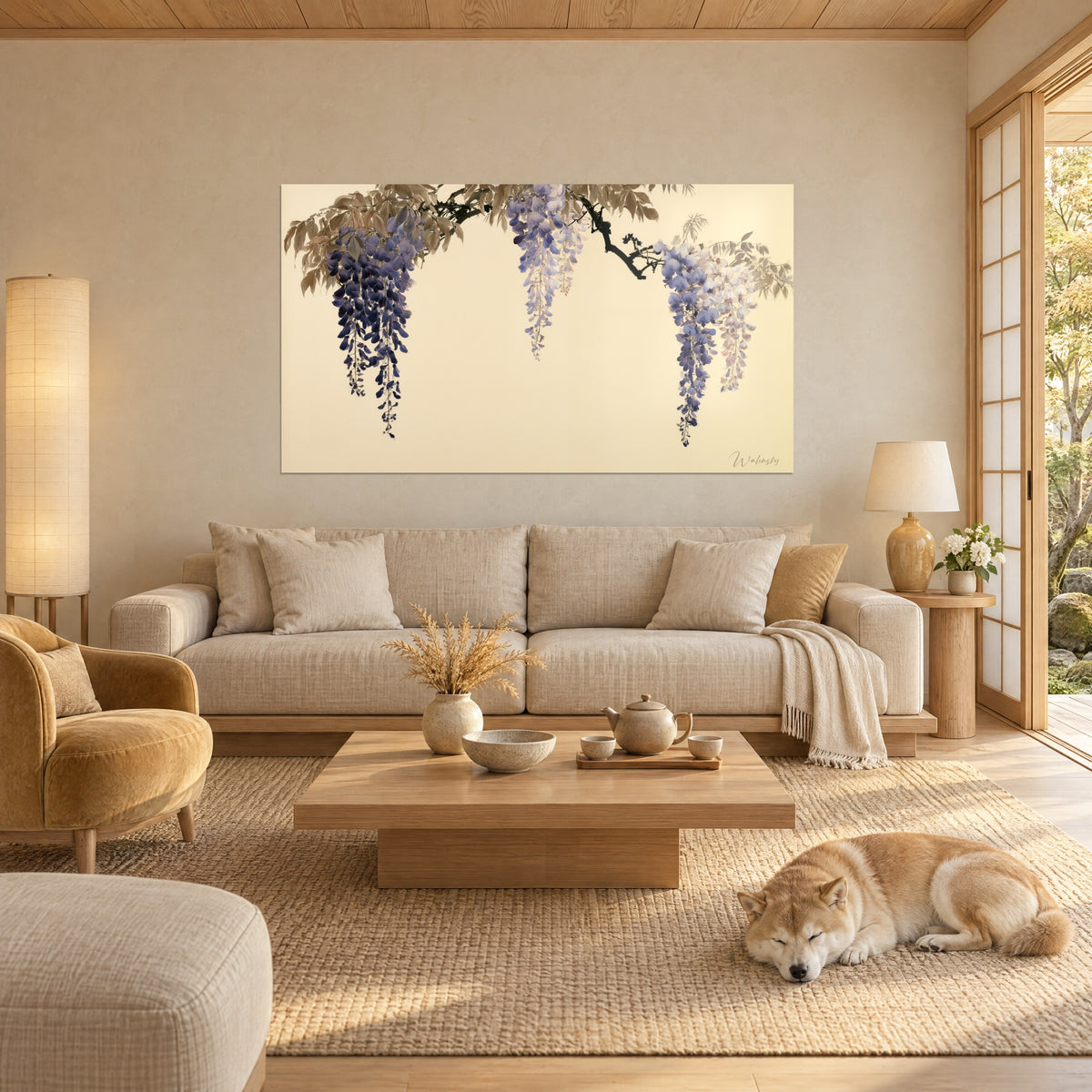 Schilderij blauwpaarse blauweregen in trossen op crèmekleurige achtergrond, zwarte tak, slapende Shiba, boven een bank in een lichte woonkamer
