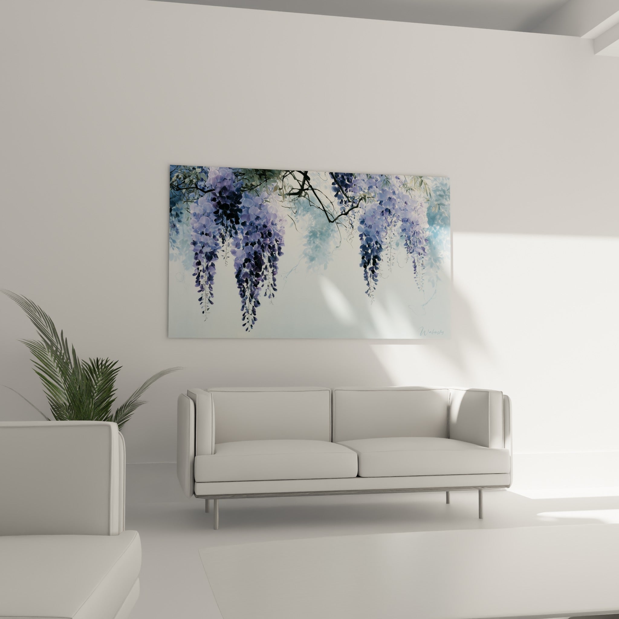Fleurs de glycine violette et bleu givré au-dessus d'un canapé dans un salon lumineux