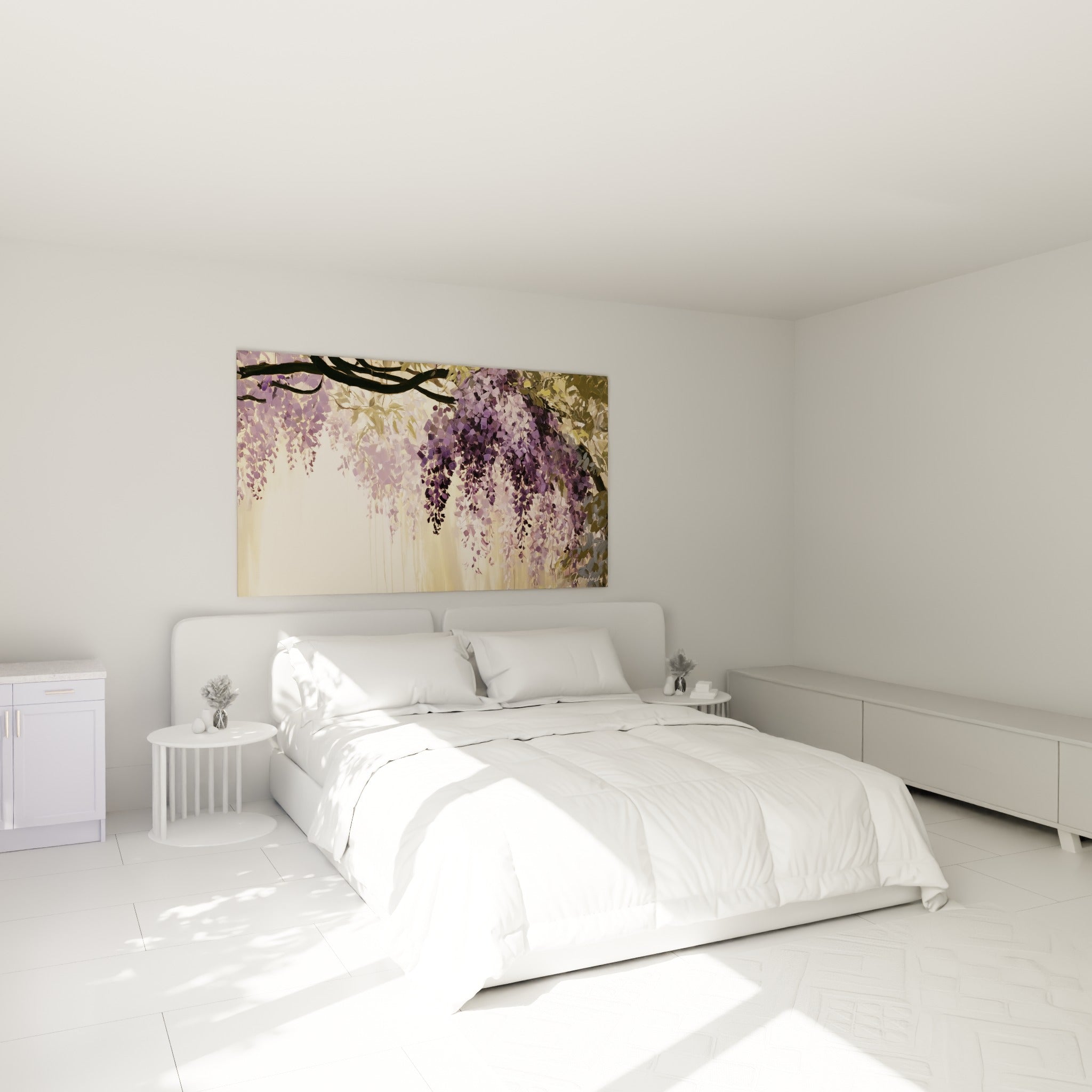 Grappes de glycine violette et beige dorée suspendues, au-dessus d'un lit dans une chambre claire