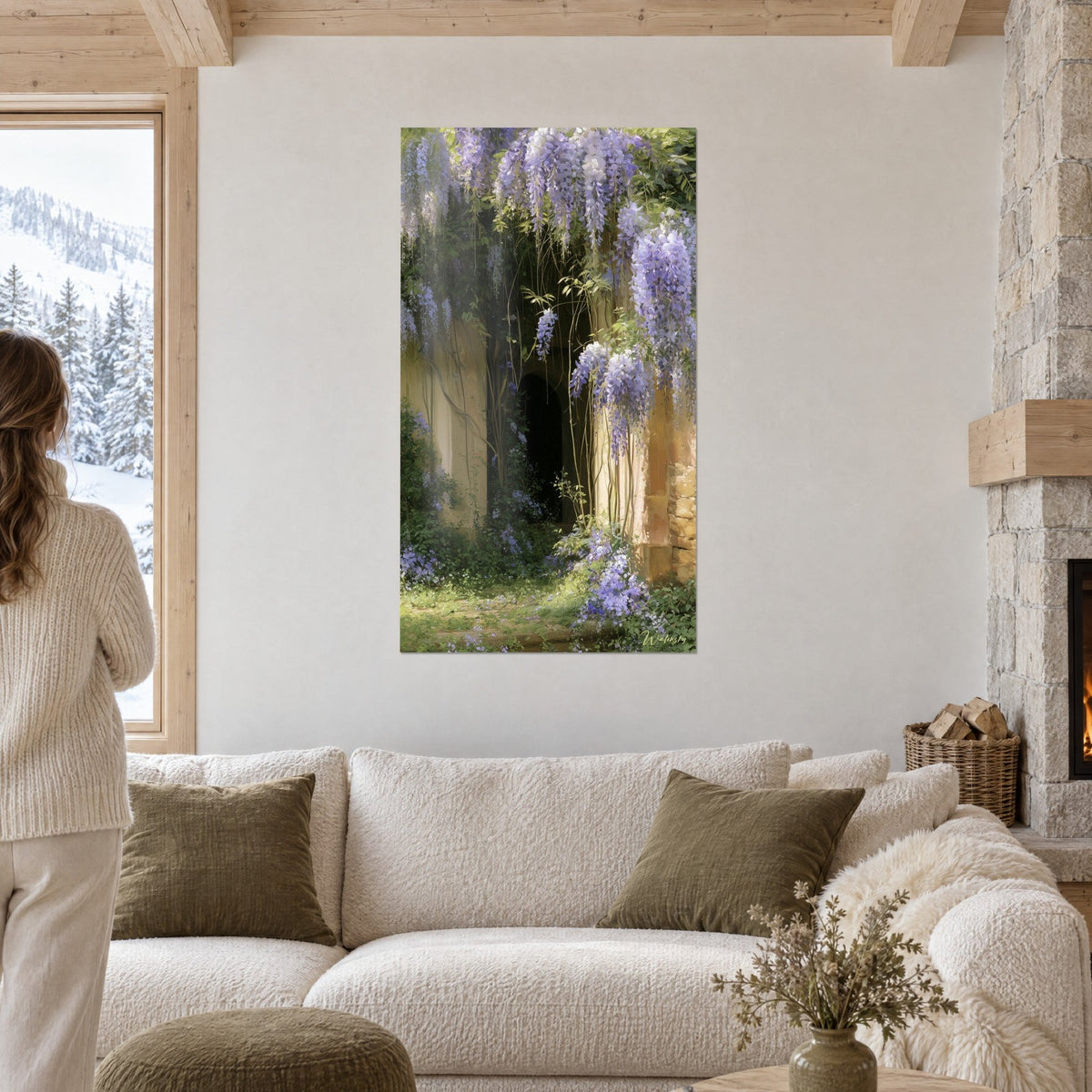 Gemälde Blauregen in violetten Trauben, die über einen dunklen Torbogen und eine ockerfarbene Wand fallen, über einem Sofa in einem hellen Wohnzimmer