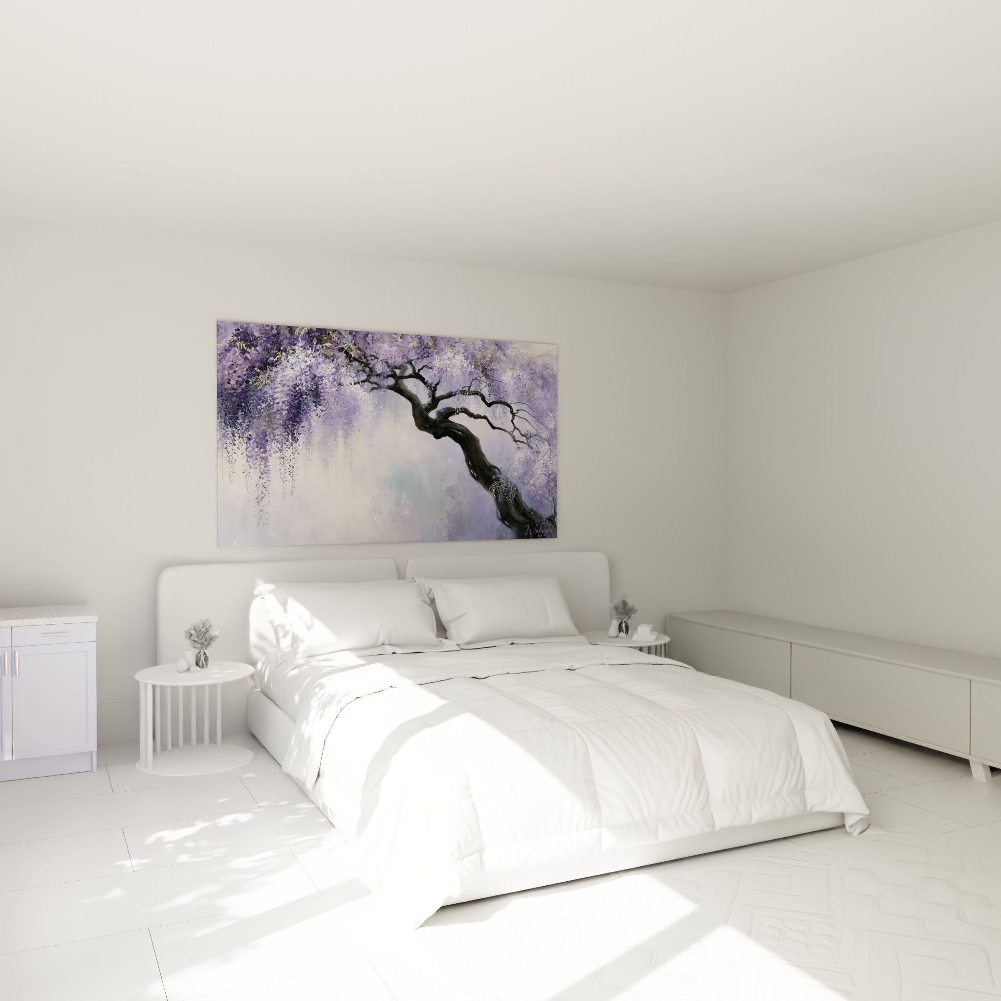 Branches de glycine violette et noire suspendues au-dessus d'un lit dans une chambre claire