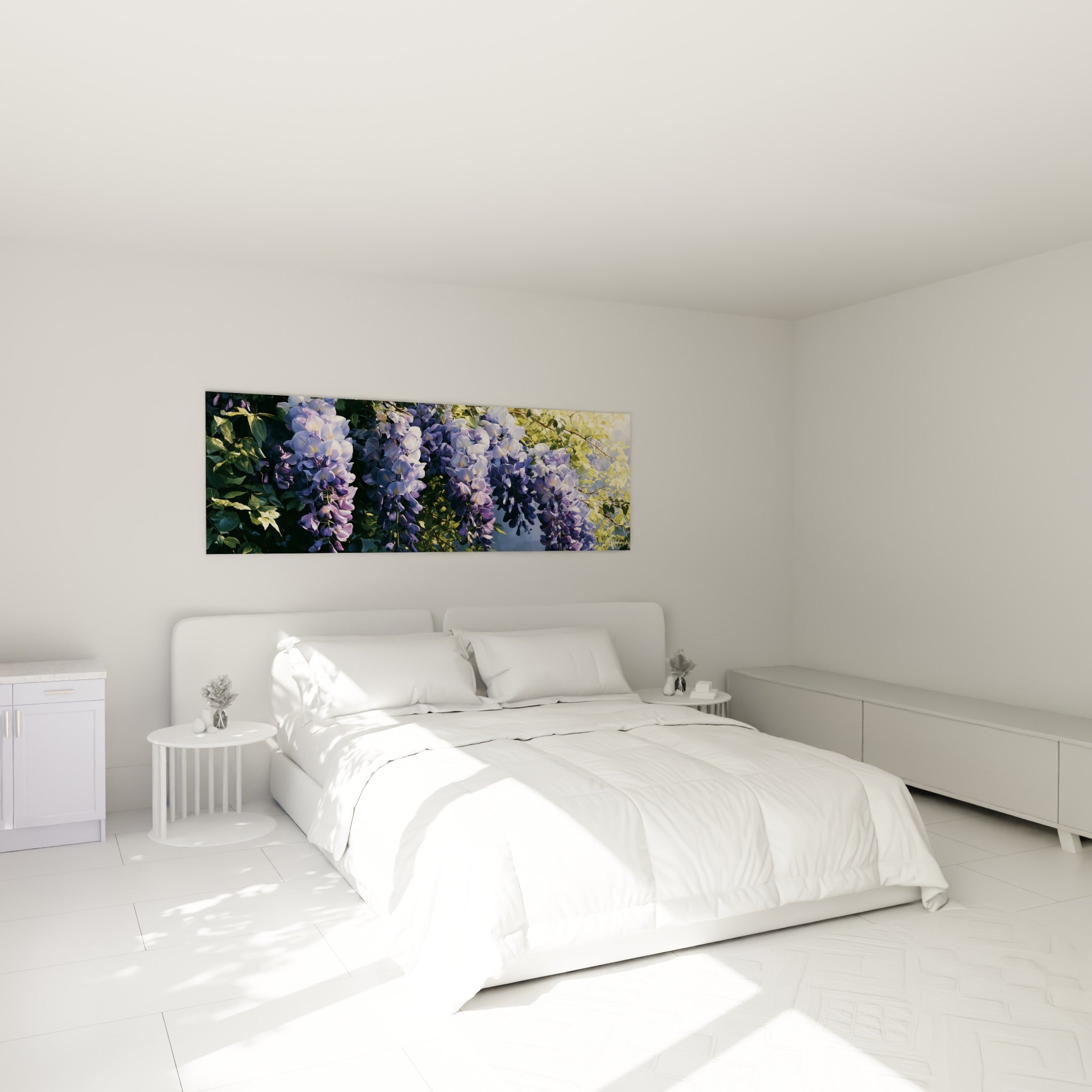 Grappes de glycine violette et crème suspendues, au-dessus d'un lit dans une chambre claire