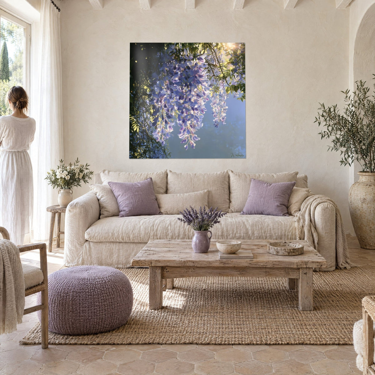 Quadro glicine in grappoli cascanti, fiori malva e fogliame verde, sole splendente, sopra un divano in un soggiorno luminoso
