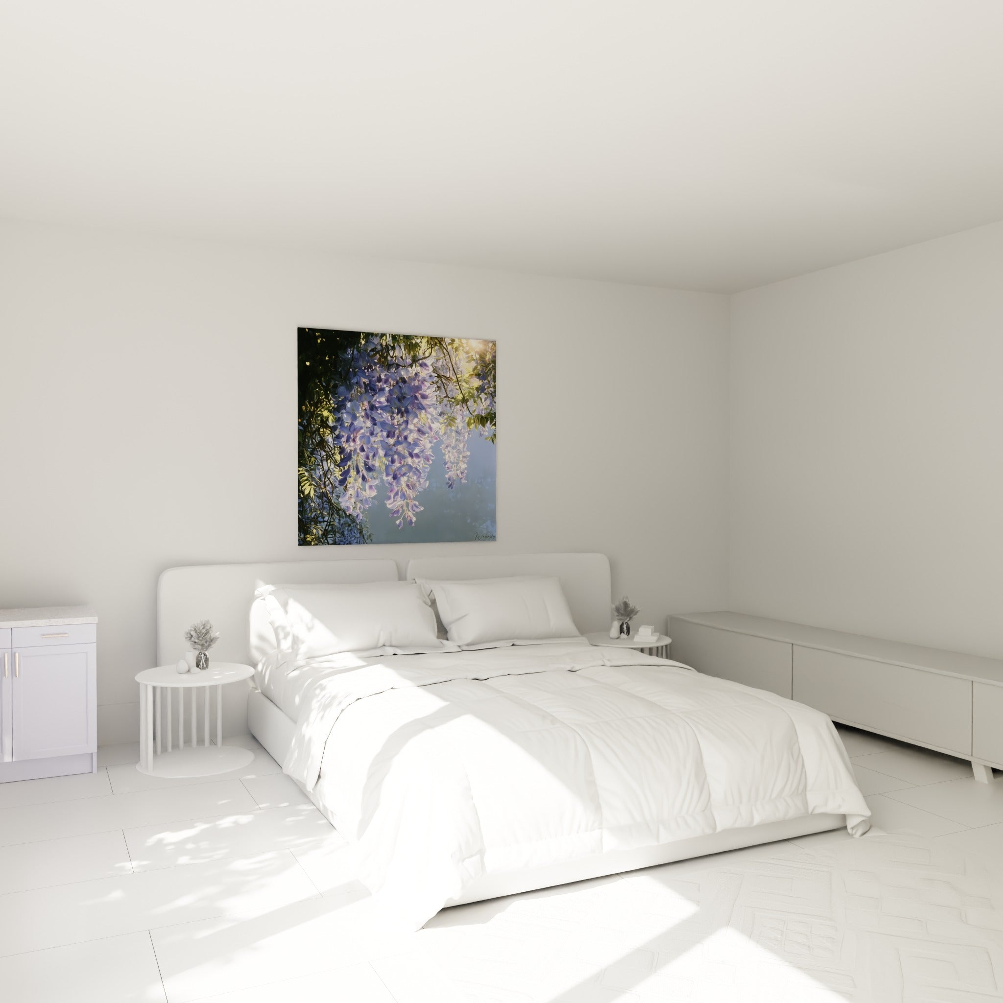 Fleurs de glycine violettes et vert tendre accrochées au-dessus d'un lit dans une chambre claire