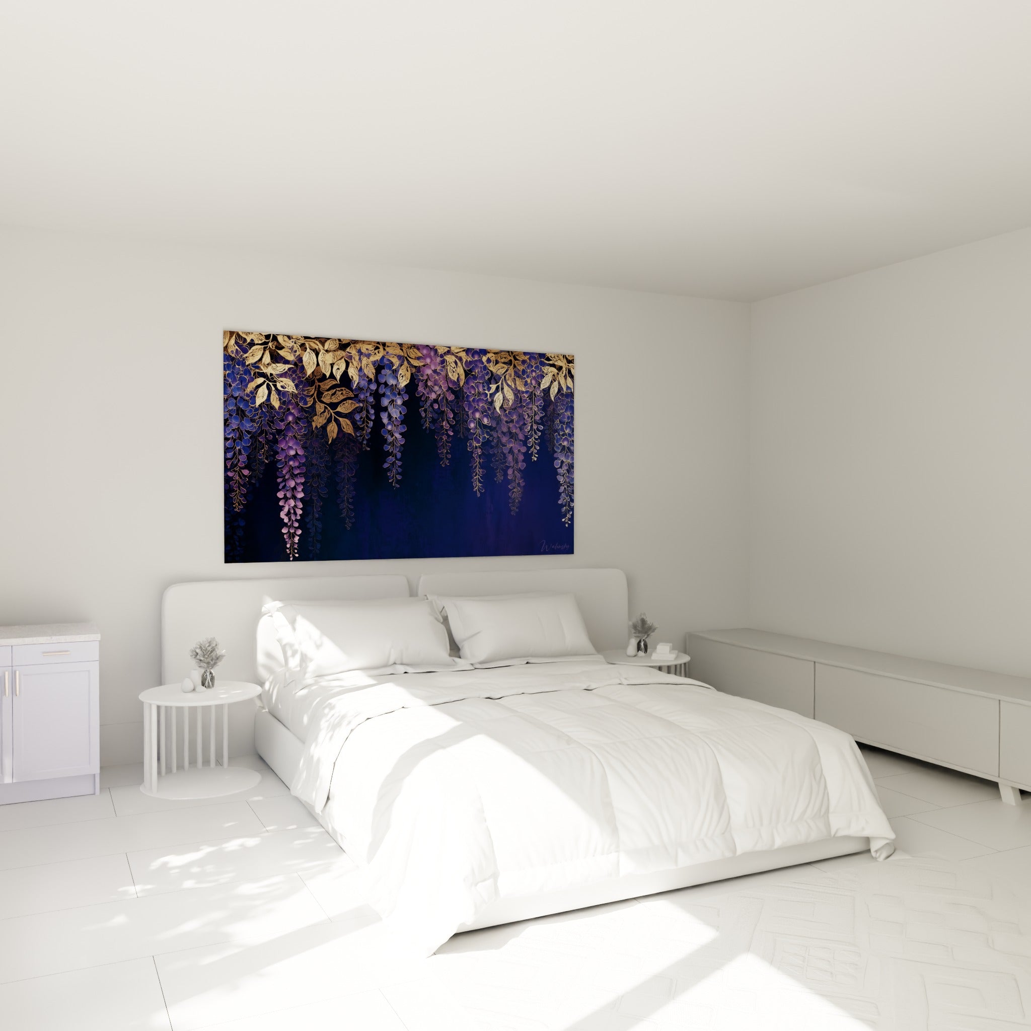 Grappes de glycine violette et feuillage doré au-dessus d'un lit dans une chambre claire