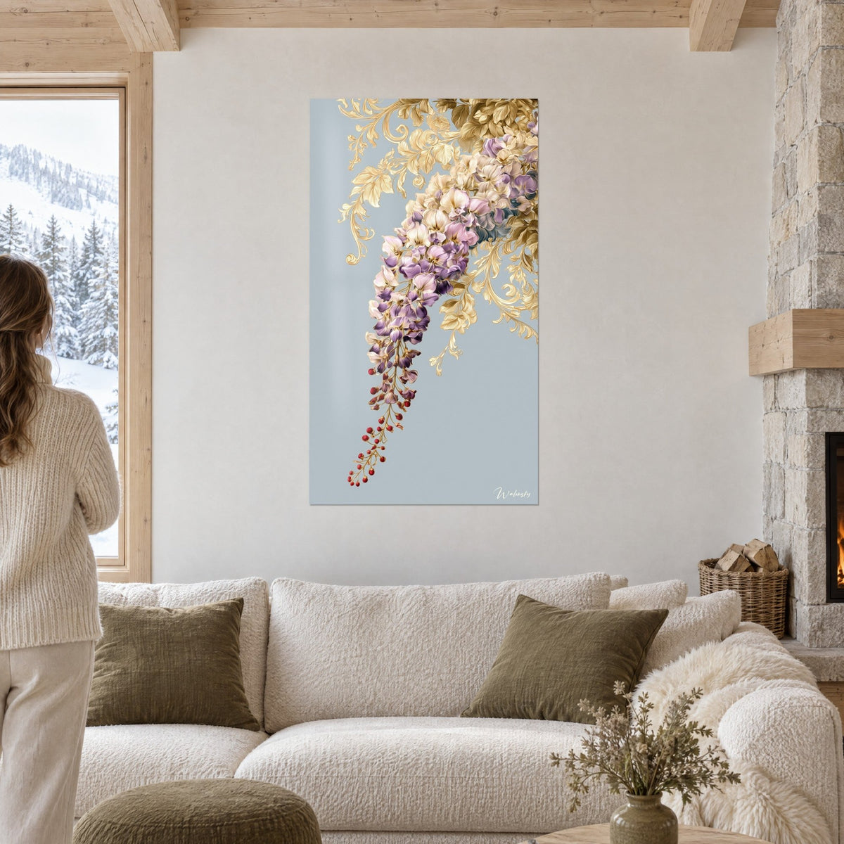 Quadro con grappolo di glicine cadente, petali malva e crema su fondo grigio-azzurro, sopra un divano in un soggiorno luminoso