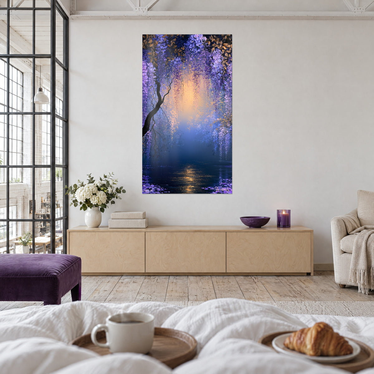 Schilderij kronkelige zwarte boom onder mauve bloesems, blauwe mist en gouden licht, boven een bed in een lichte slaapkamer
