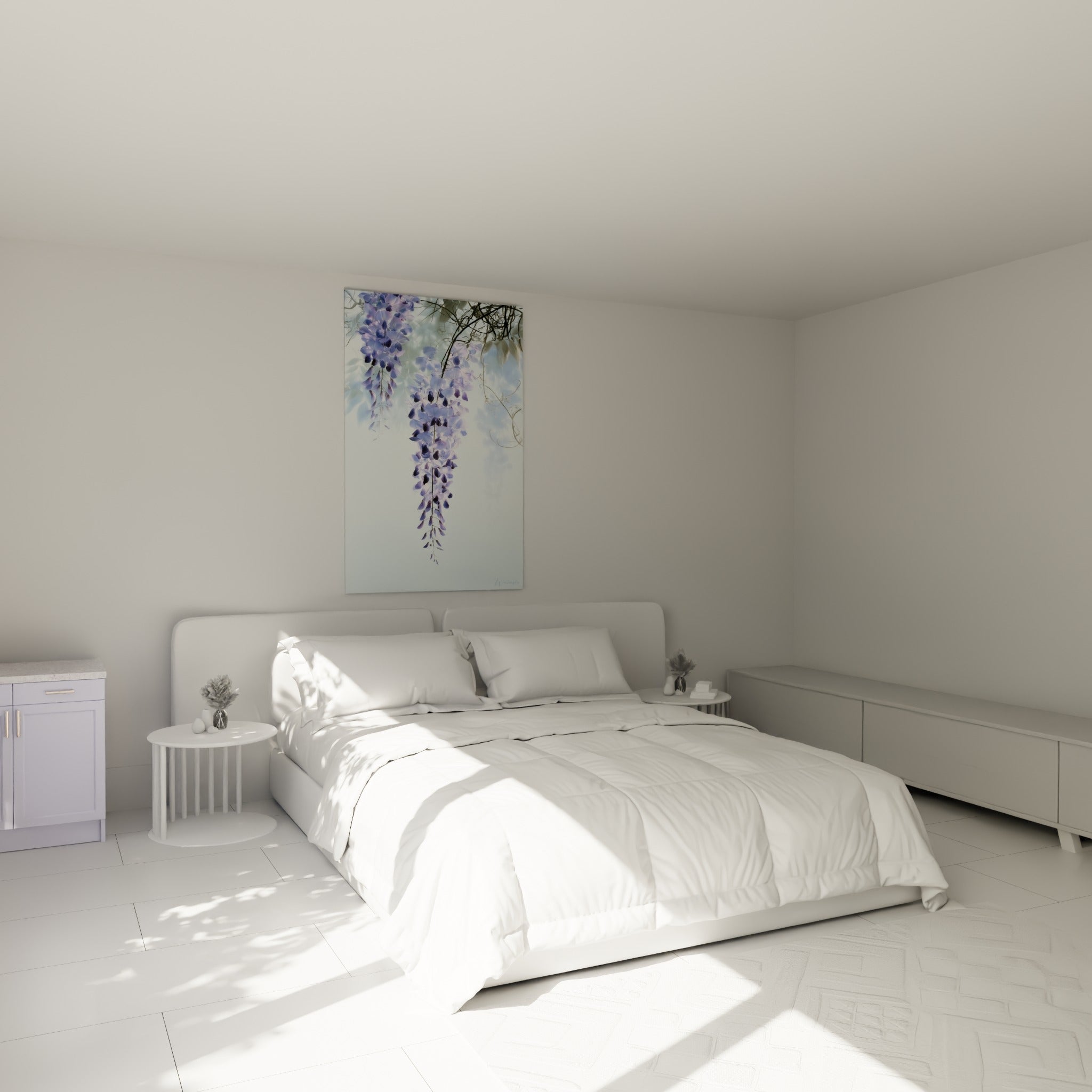 Grappes de glycine violette et bleu pâle accrochées au-dessus d'un lit dans une chambre claire