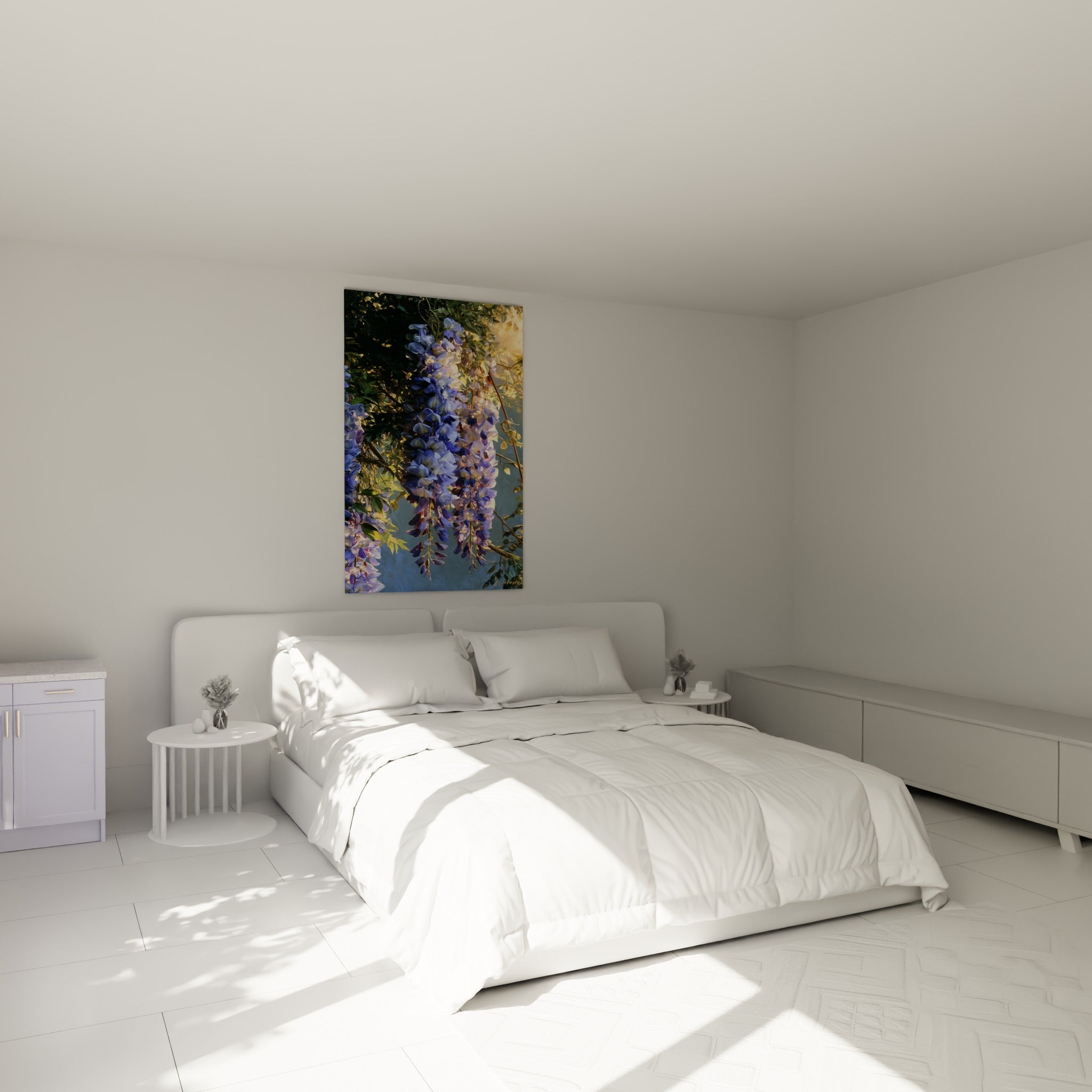 Grappes de glycine violette et dorée suspendues au-dessus d'un lit dans une chambre claire