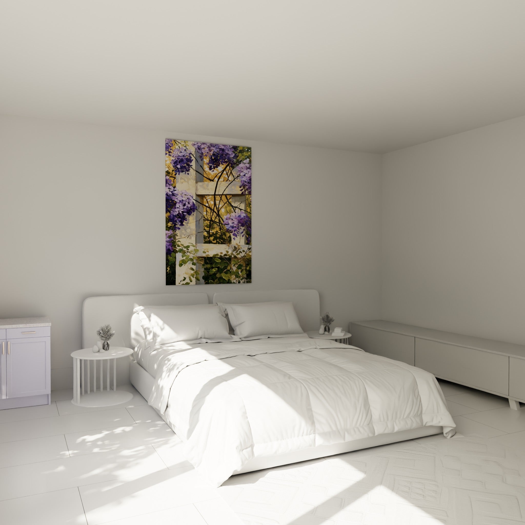 Grappes de glycine violette et feuillage vert accrochées au-dessus d'un lit dans une chambre claire
