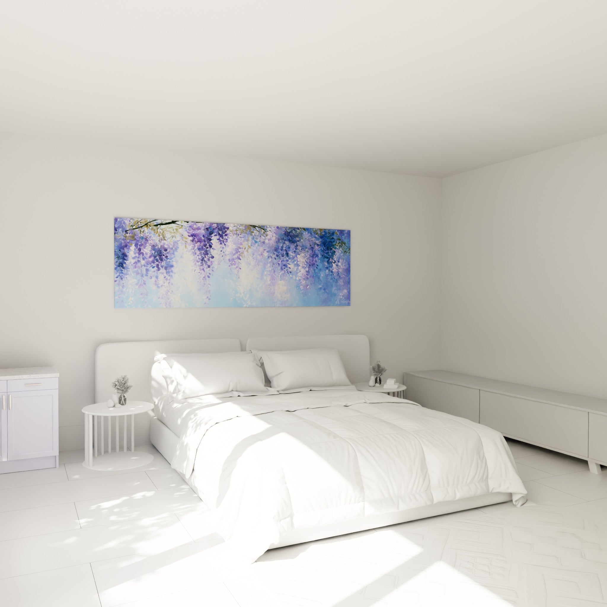 Grappes de glycine violette et blanche déployées au-dessus d'un lit dans une chambre claire