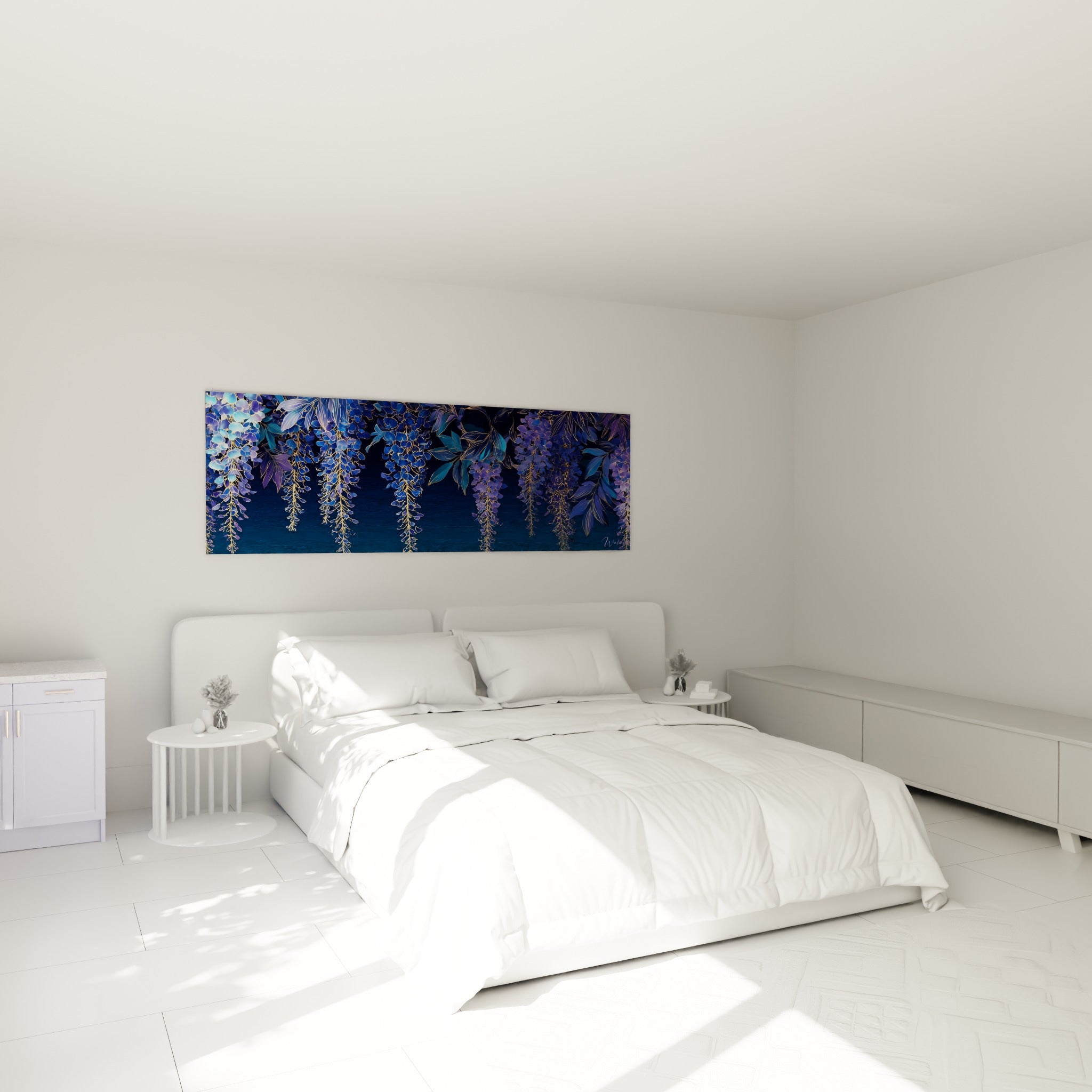 Grappes de glycine bleu profond et dorées au-dessus d'un lit dans une chambre claire