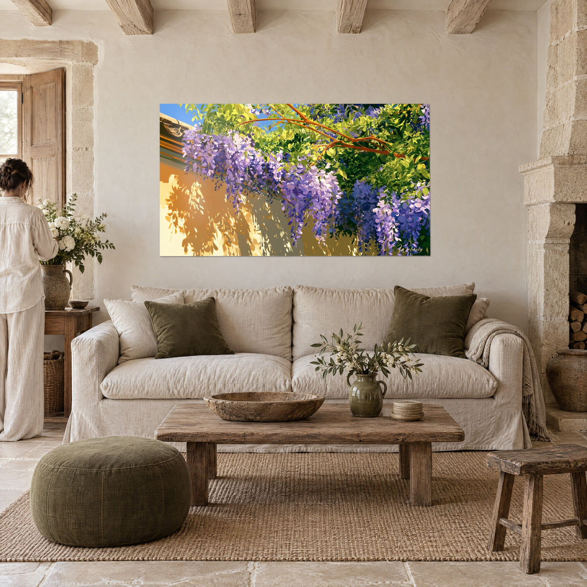 Gemälde Blauregen in violetten Trauben vor goldockerfarbener Fassade, orangefarbener Zweig, grünes Laub, über einem Sofa in einem hellen Wohnzimmer