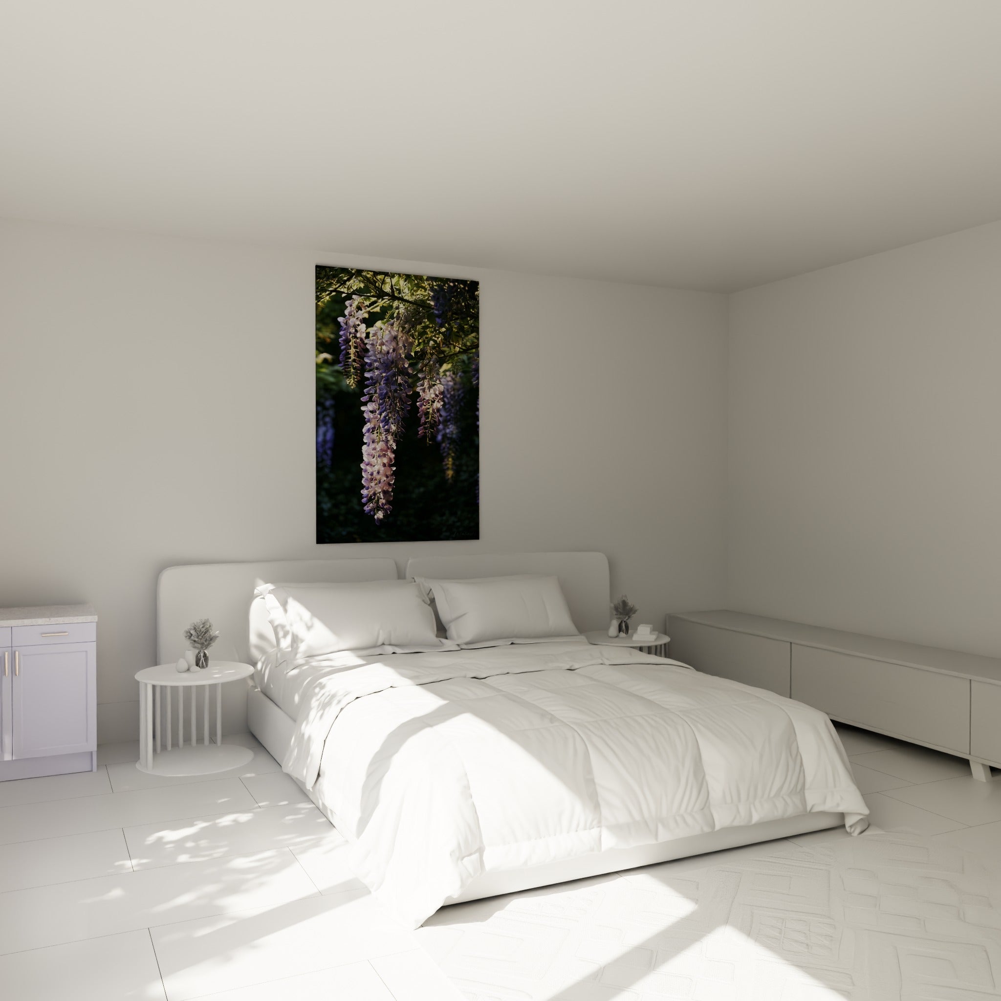 Grappes de glycine violette et vert sombre suspendues au-dessus d'un lit dans une chambre claire