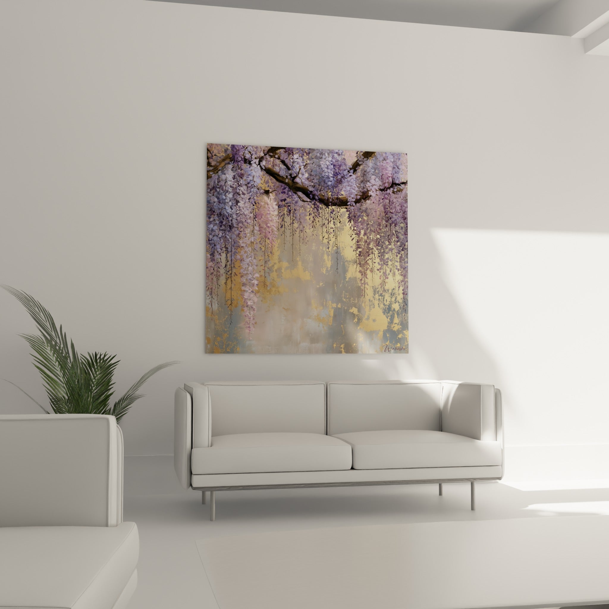 Fleurs de glycine violette et ocre déployées au-dessus d'un canapé dans un salon lumineux