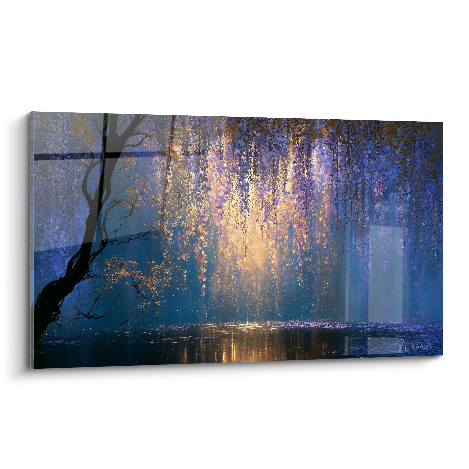 Glycine violette et dorée en cascade au-dessus d'un étang sombre et lumineux