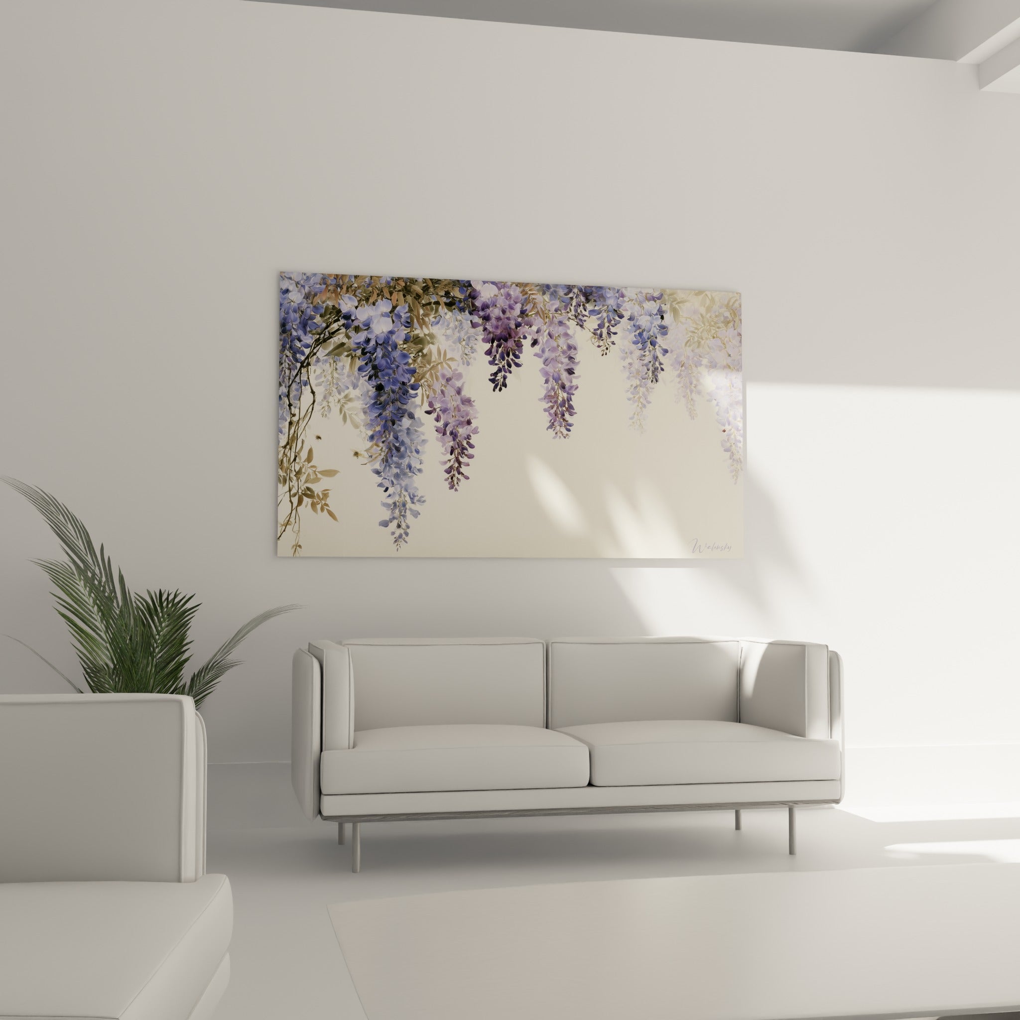 Fleurs de glycine mauve et beige doré accrochées au-dessus d'un canapé dans un salon lumineux