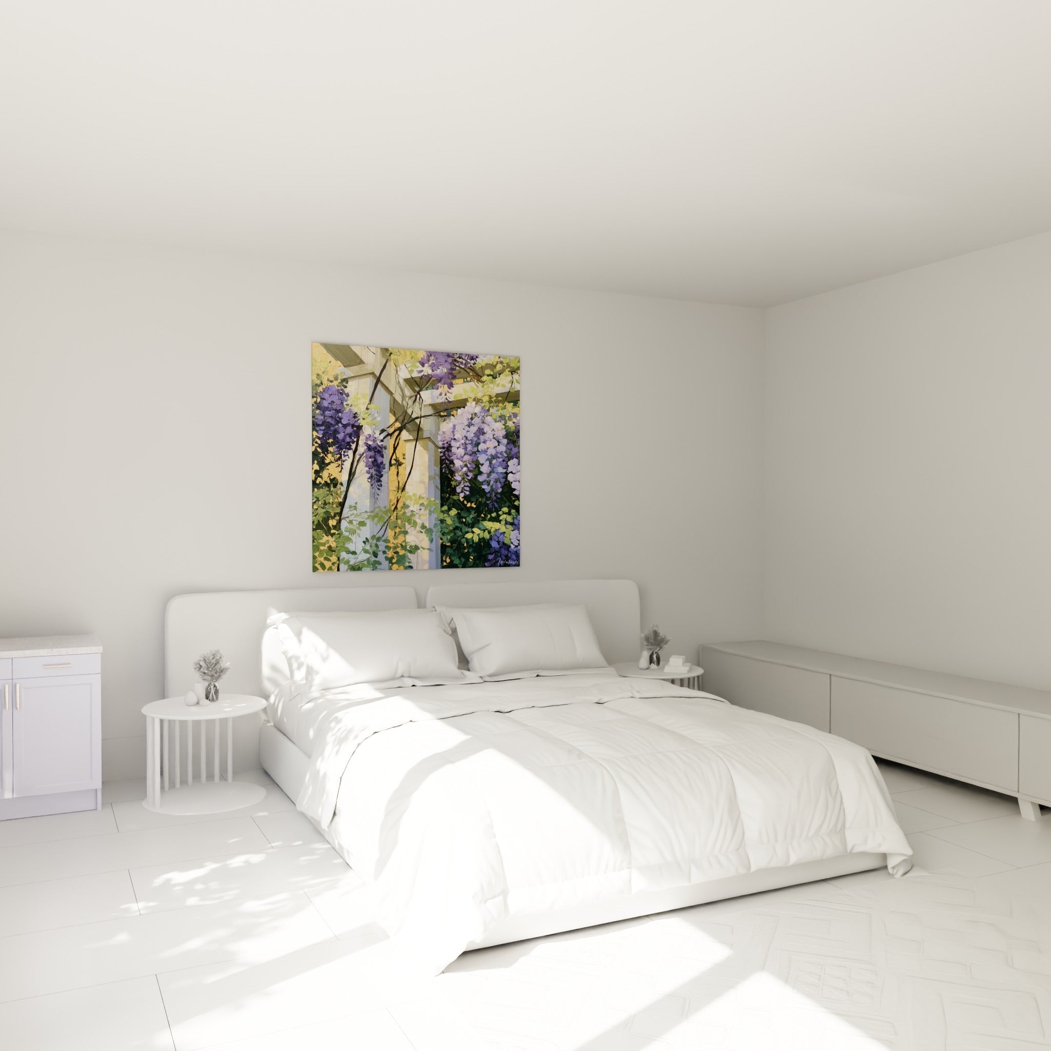 Grappes de glycine violette et feuillage vert accrochées au-dessus d'un lit dans une chambre claire