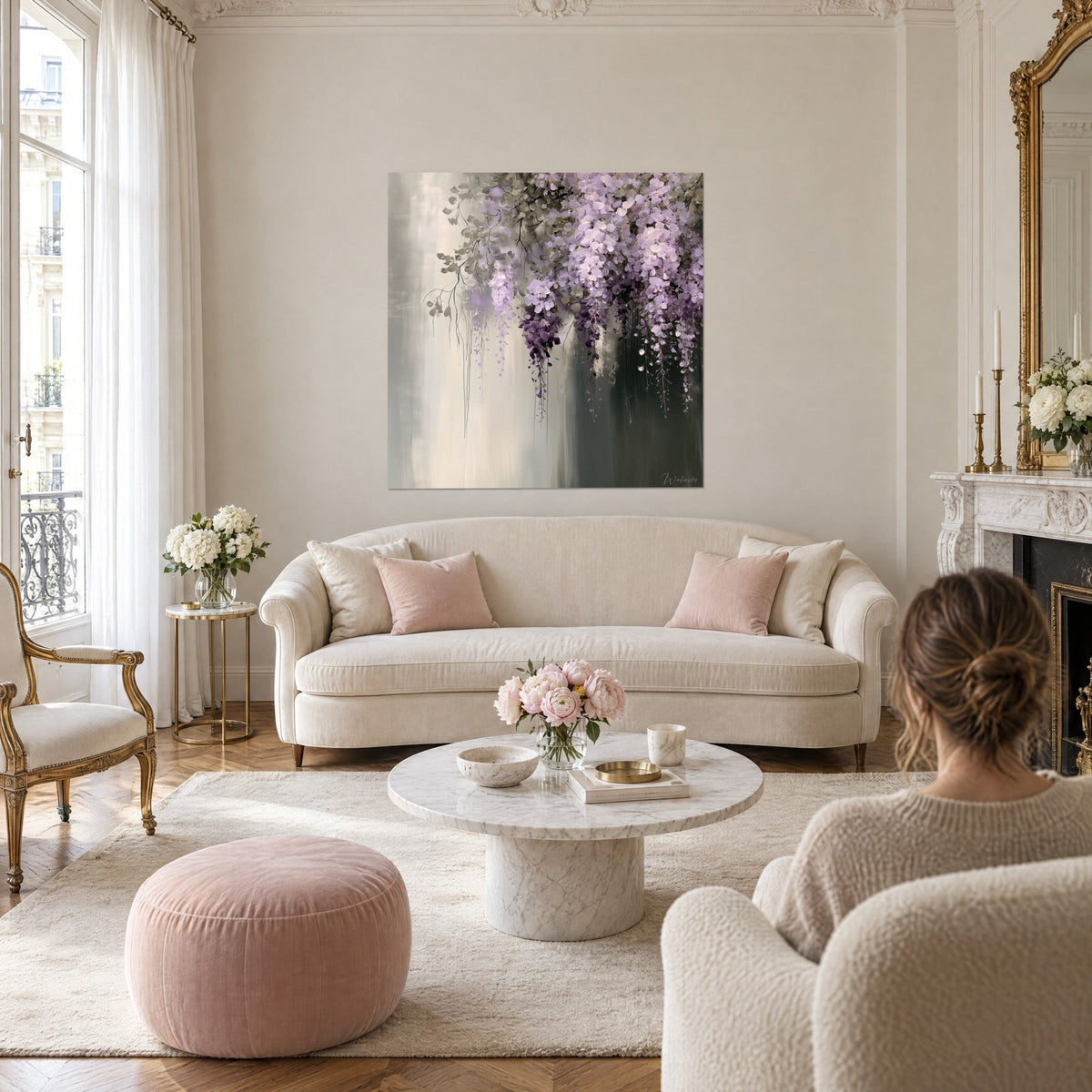 Quadro di glicine in grappoli malva pendenti su sfondo grigio perla e verde scuro, sopra un divano in un soggiorno luminoso
