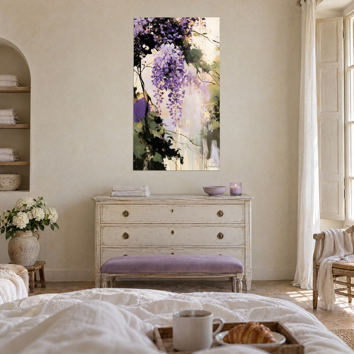 Quadro fiori di glicine lilla ricadenti, fogliame verde e tratti neri su fondo crema, mas provenzale sopra un letto in una camera luminosa