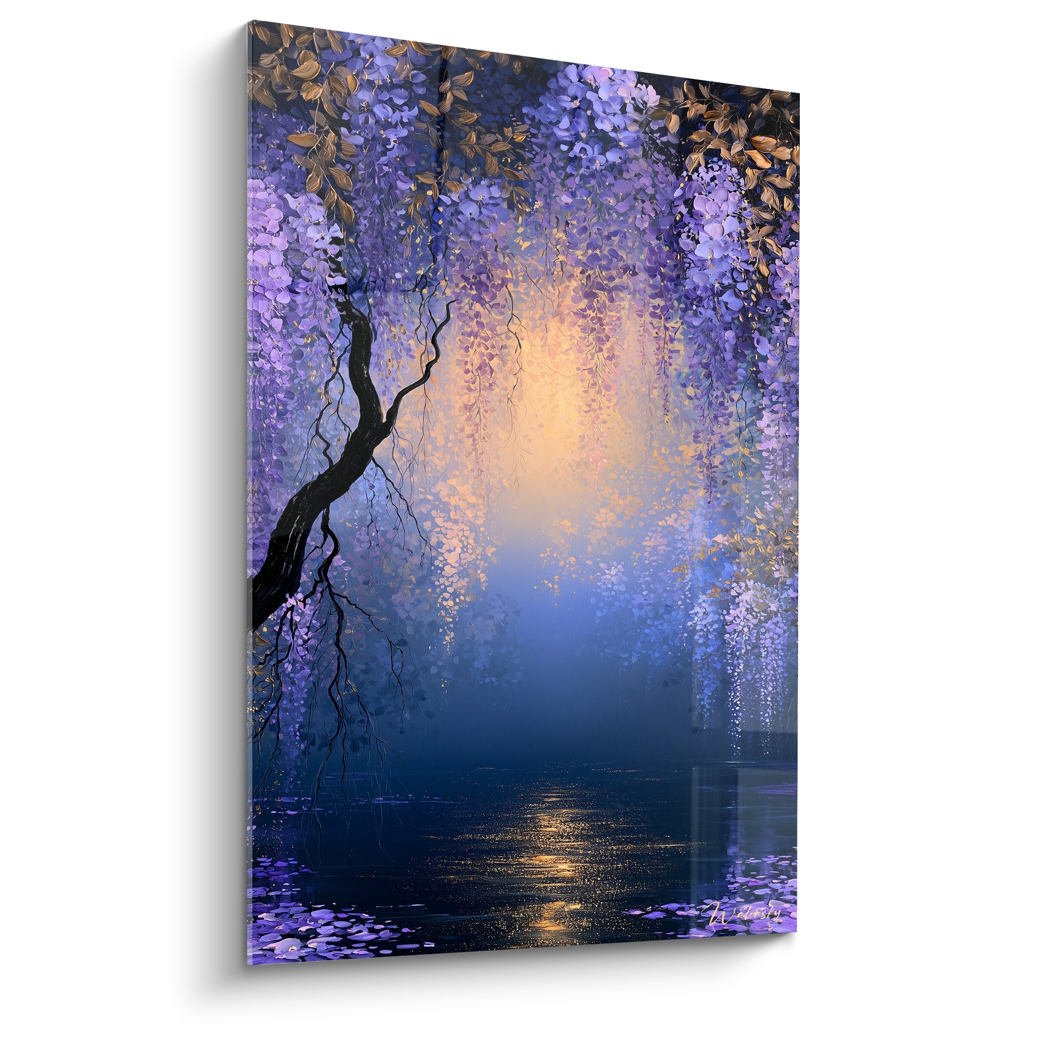 Glycine violette en cascade sur fond bleu nuit, lueur dorée traversant les branches au-dessus d'un lac