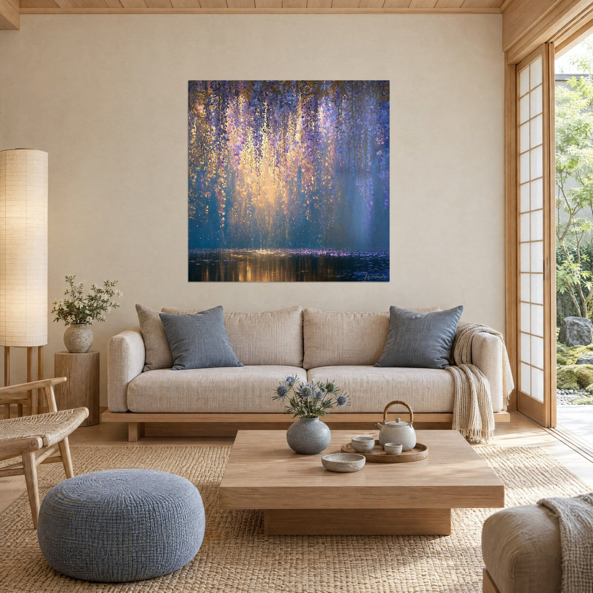 Quadro glicine a cascata di grappoli malva e oro su acqua scura, sopra un divano in un soggiorno luminoso