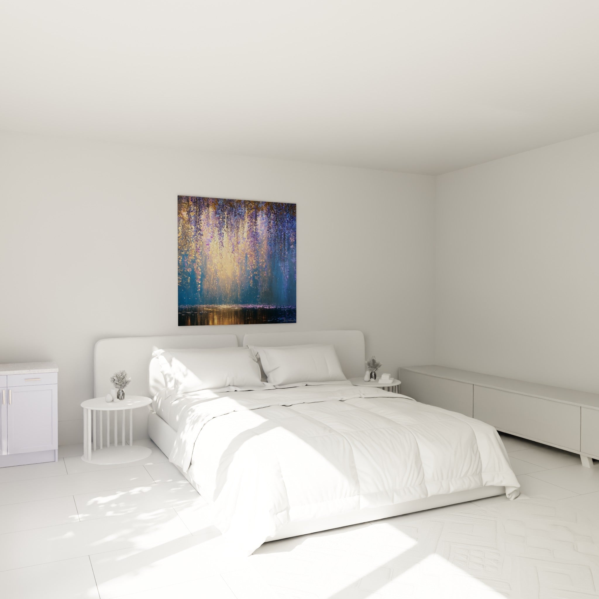 Grappes de glycine violette et lumière dorée accrochées au-dessus d'un lit dans une chambre claire