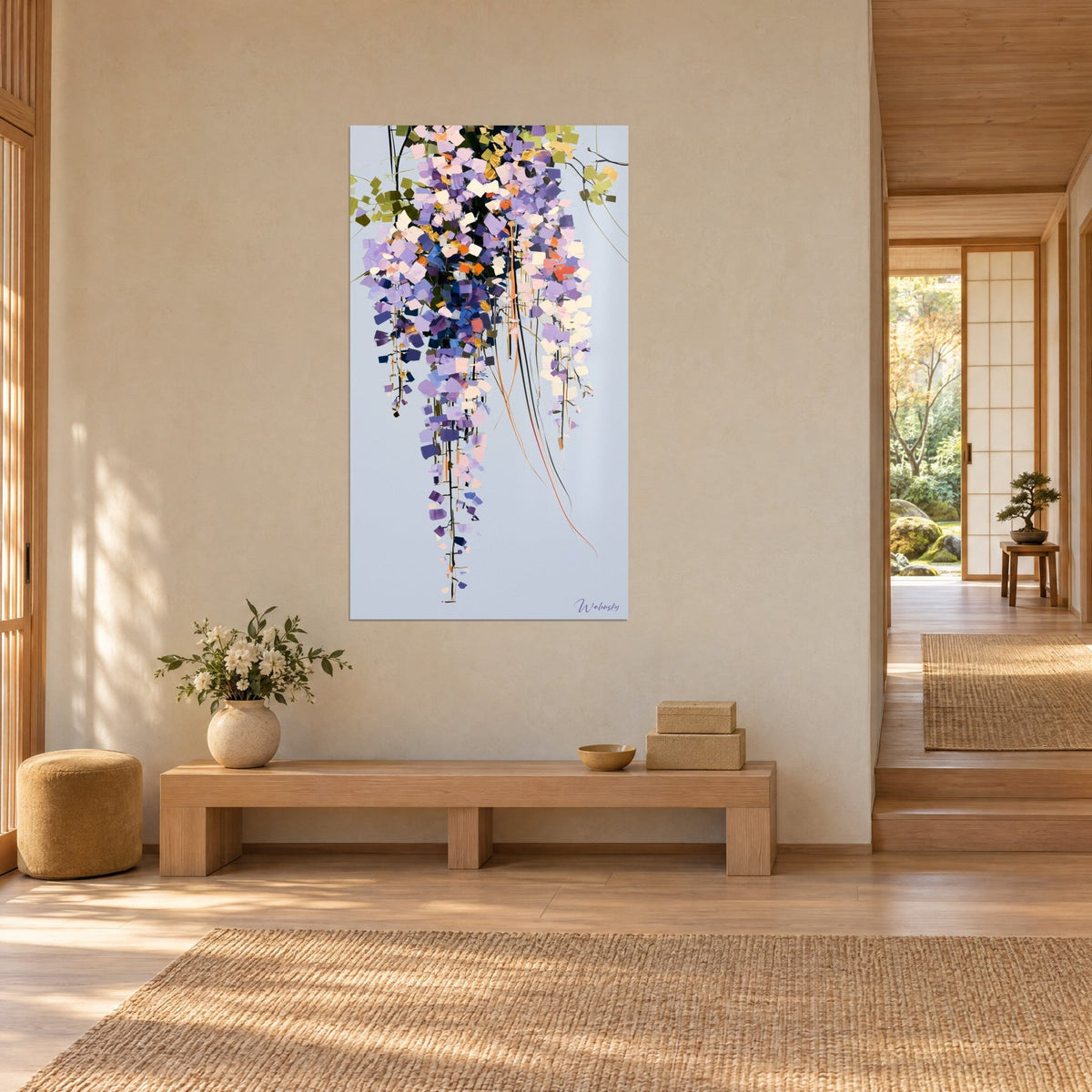 Quadro cascata floreale viola e rosa pallido, fili rossi sospesi, visto di tre quarti in un soggiorno japandi