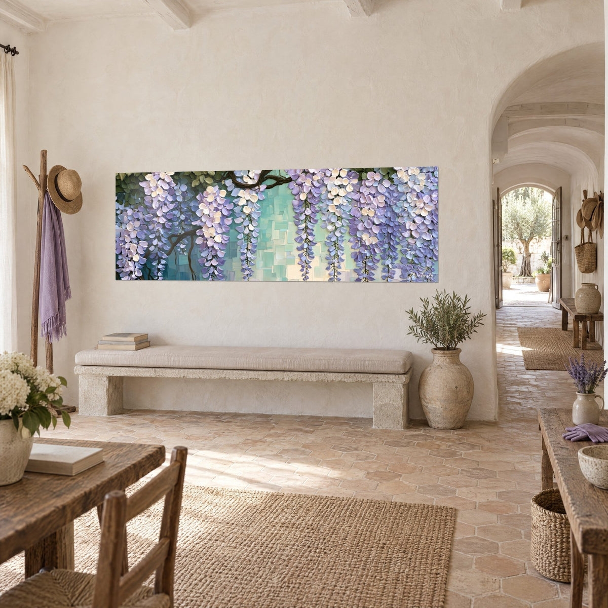 Tableau fleurs de glycine en relief, pétales lilas et crème sur mosaïque menthe, accroché dans un couloir de mas provençal