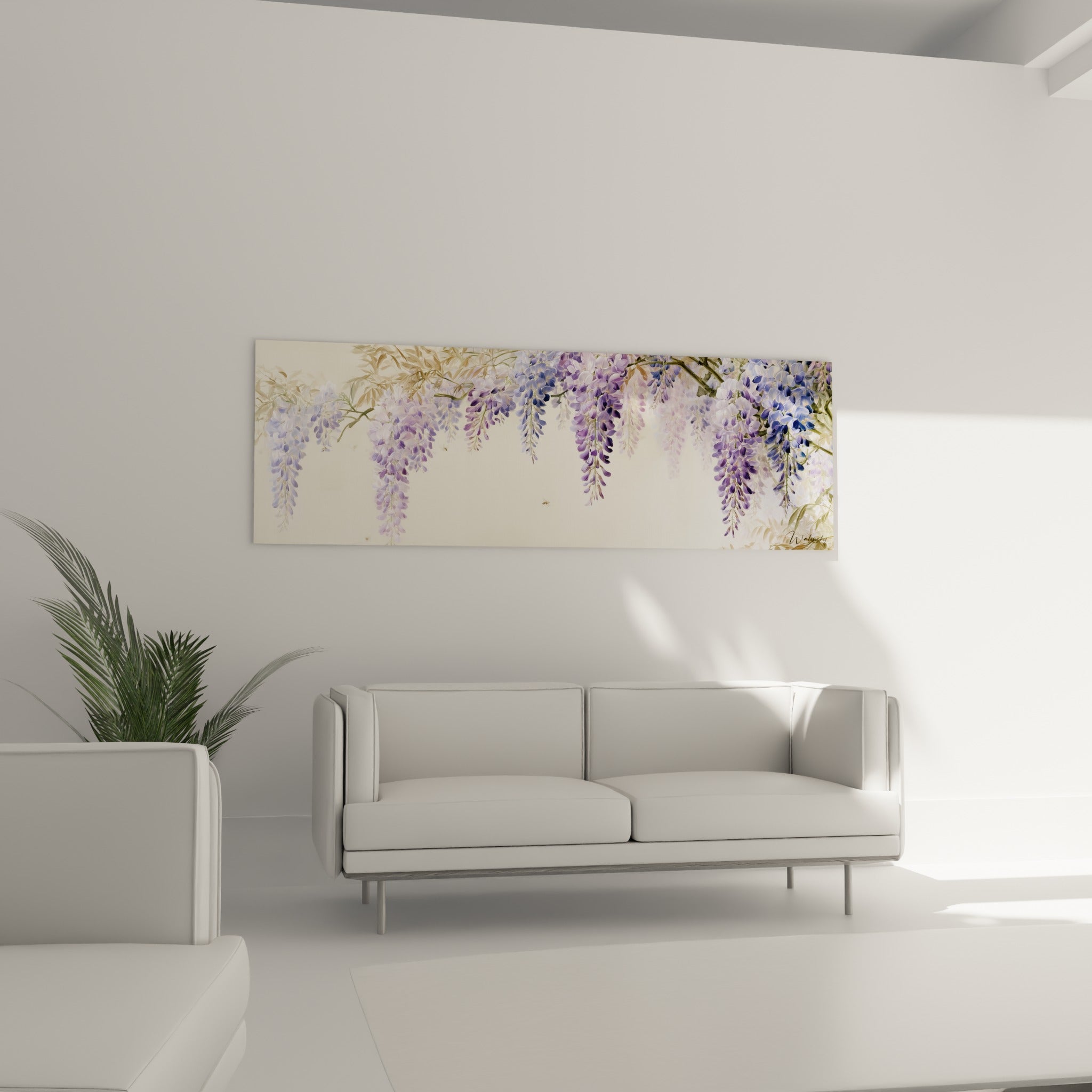 Fleurs de glycine bleu-violet et ivoire suspendues au-dessus d'un canapé dans un salon lumineux
