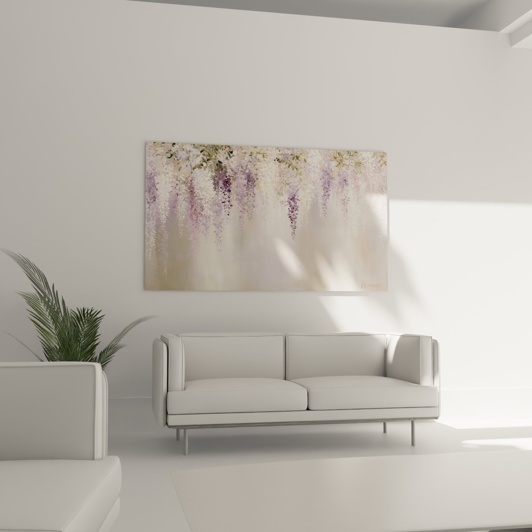 Fleurs de glycine violette et blanche accrochées au-dessus d'un canapé dans un salon lumineux