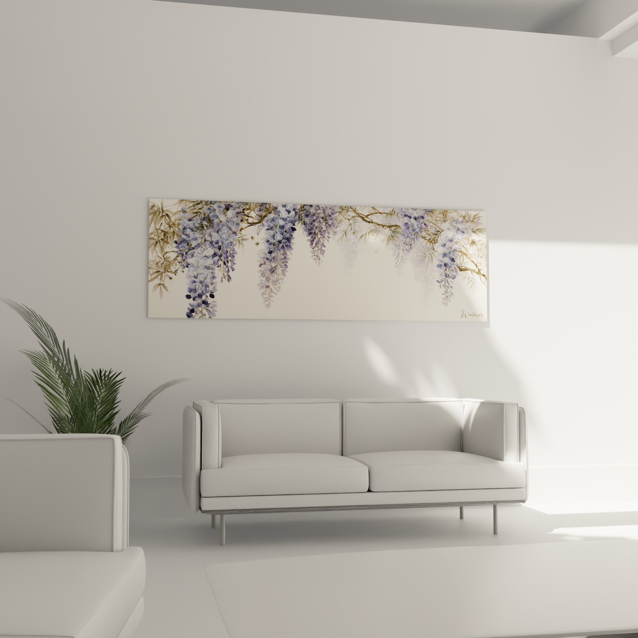 Fleurs de glycine violettes et branches beiges suspendues au-dessus d'un canapé dans un salon lumineux